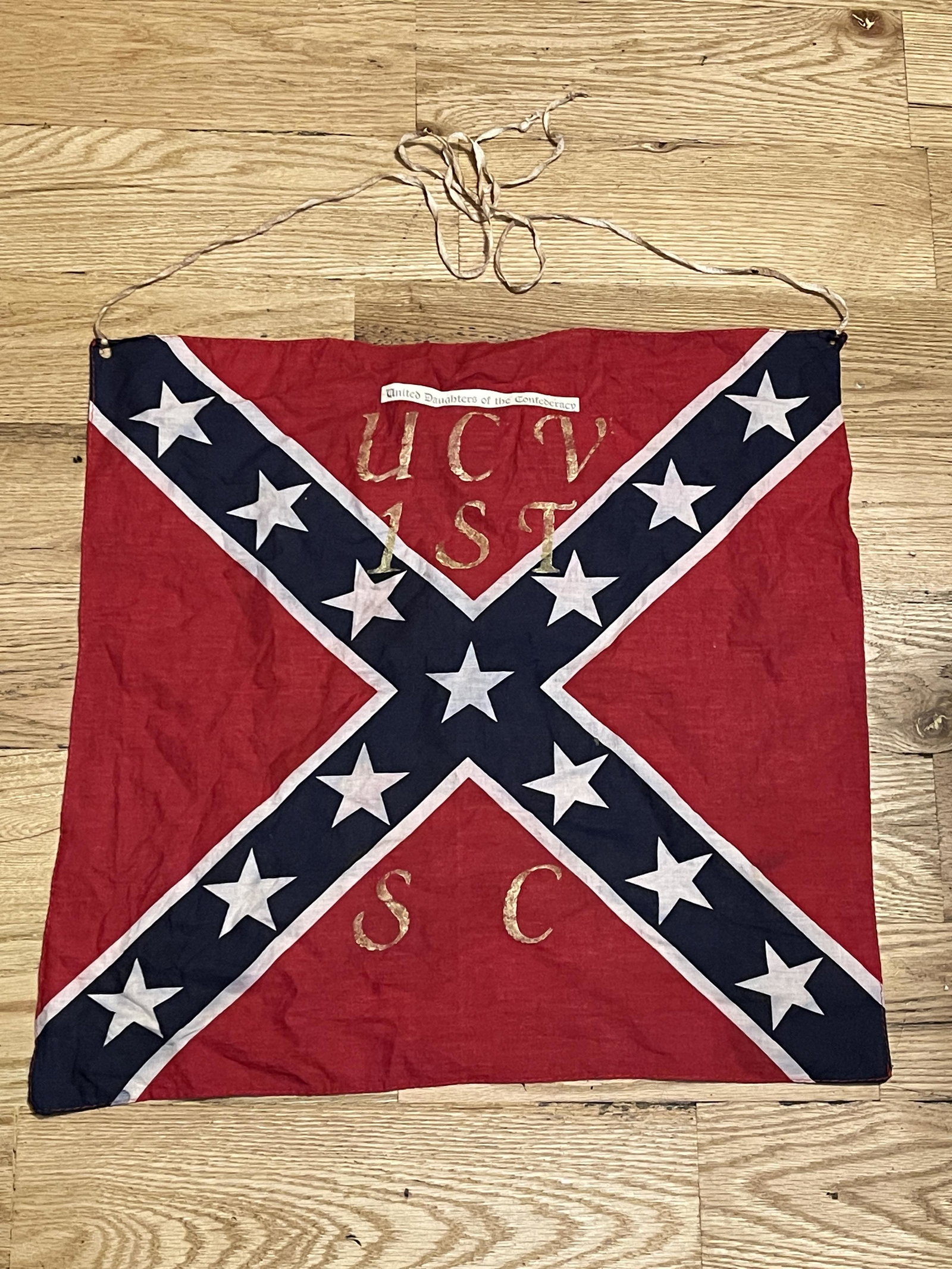 RARE CIVIL WAR UCV 1ST S.C. CONFEDERATE FLAG: RARE CIVIL WAR UCV 1ST S.C. CONFEDERATE DAUGHTERS OF AMERICA VETERANS FLAG. IN MINT OVERALL SHAPE AND CONDITION WITH A BEAUTIFUL OVERALL PATINA. HAS A GREAT LOOK TO IT WITH AN EXCELLENT OVERALL EYE AP