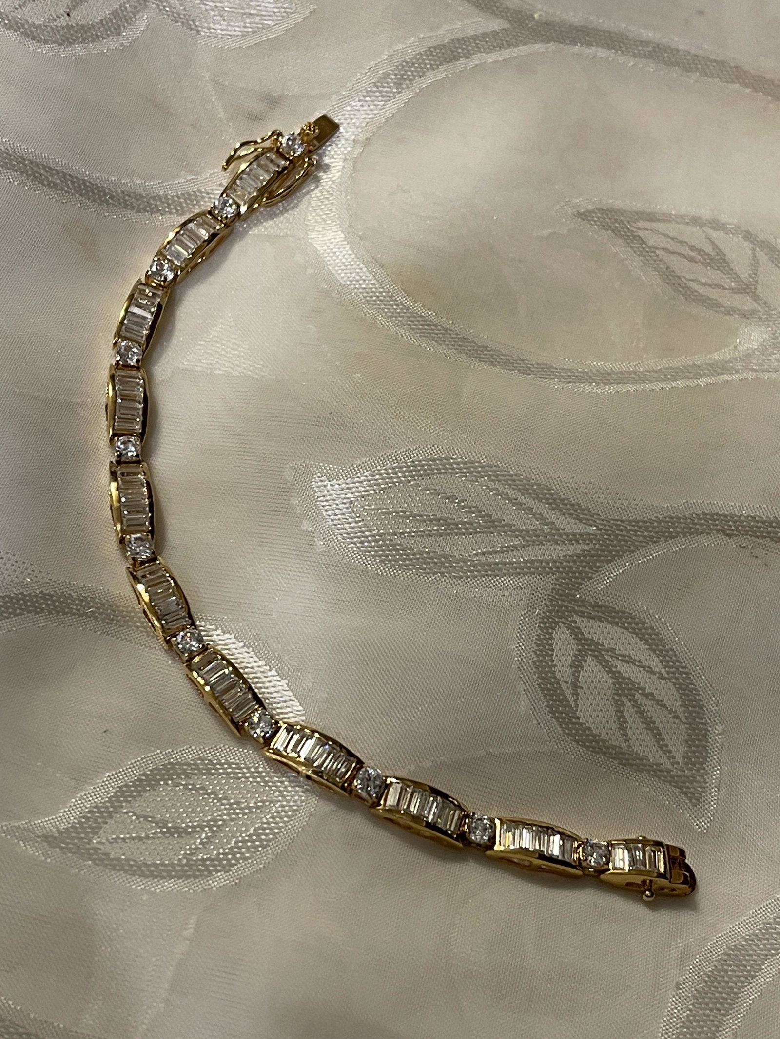 STERLING SILVER LADIES COCKTAIL TENNIS BRACELET: STERLING SILVER LADIES COCKTAIL TENNIS BRACELET. IN MINT OVERALL SHAPE AND CONDITION. HAS A GREAT LOOK TO IT WITH AN EXCELLENT OVERALL EYE APPEAL. A GREAT FIND AND AN EXCELLENT ADDITION TO YOUR COLLEC