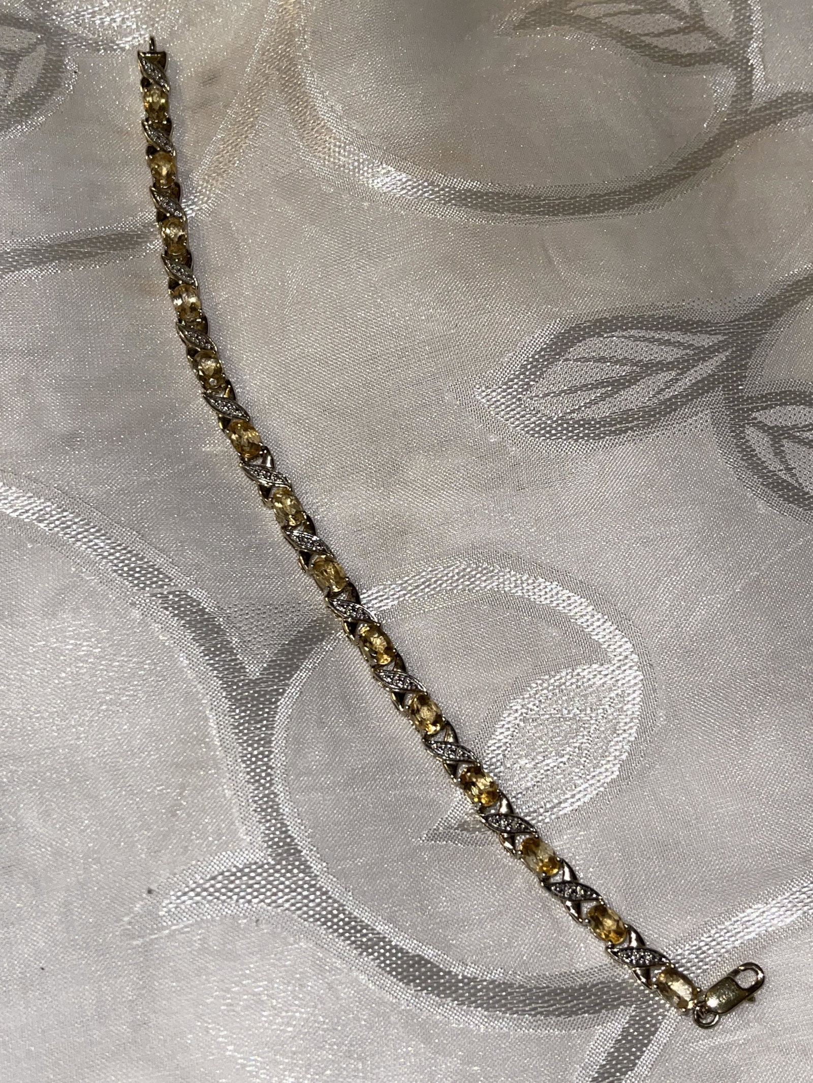 STERLING SILVER & CITRINE LADIES TENNIS BRACELET: STERLING SILVER & CITRINE LADIES TENNIS BRACELET. WILL FIT UP TO A SIZE 7" WRIST. A GREAT FIND AND AN EXCELLENT ADDITIONT O YOUR COLLECTION.