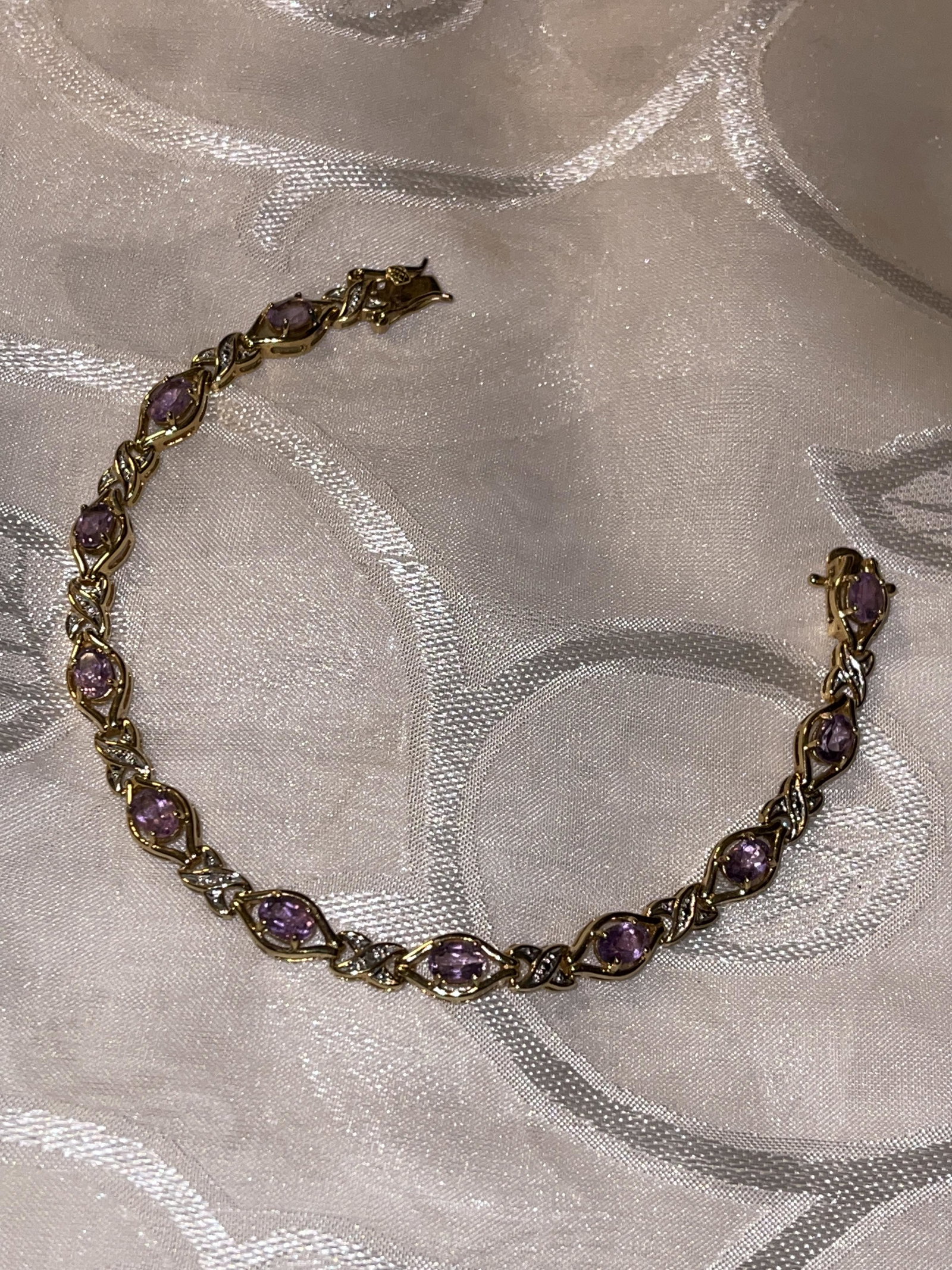 STERLING SILVER & AMETHYST LADIES COCKTAIL TENNIS: STERLING SILVER & AMETHYST LADIES COCKTAIL TENNIS BRACELET. WILL FIT UP TO A SIZE 8. A GREAT FIND AND AN EXCELLENT ADDITION TO YOUR COLLECTION.