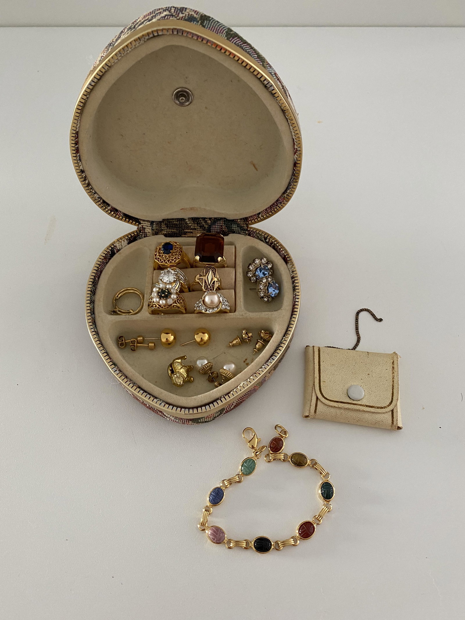 ESTATE LADIES JEWELRY IN HEART BOX: ESTATE LADIES JEWELRY IN HEART BOX. SOLD AS FOUND AS A LOT.