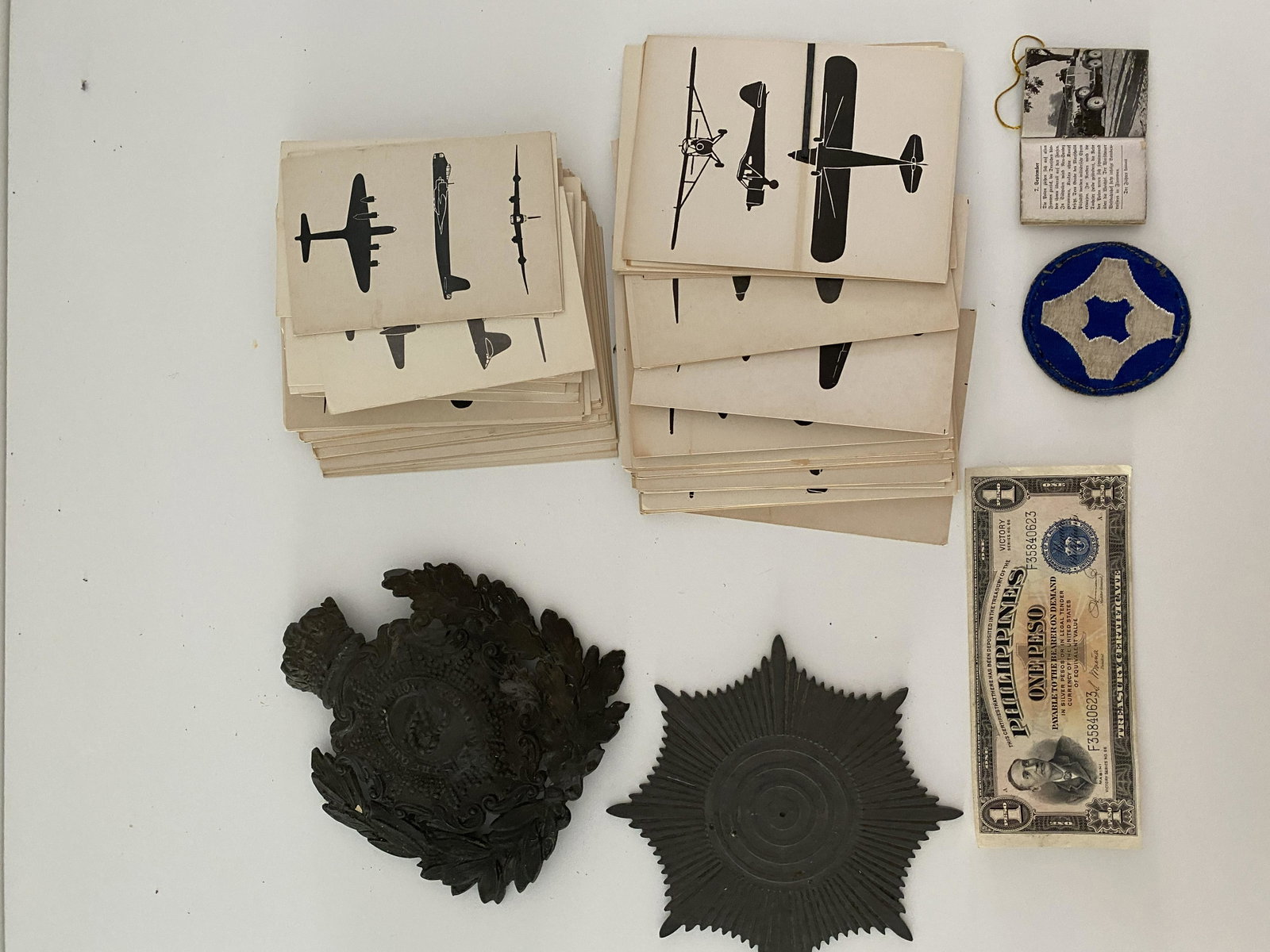 LOT OF MILITARY PLAYING CARDS AND BADGES: LOT OF MILITARY PLAYING CARDS AND BADGES. SOLD AS A LOT. PLEASE VIEW PICTURES.