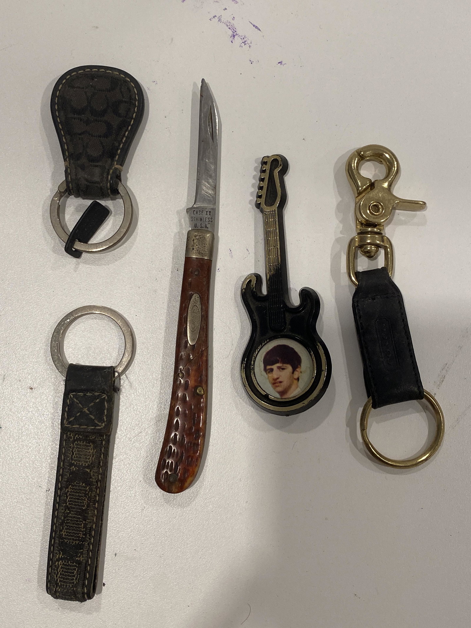 COLLECTION LOT OF KNIFE & KEYCHAINS: COLLECTION LOT OF KNIFE & KEYCHAINS