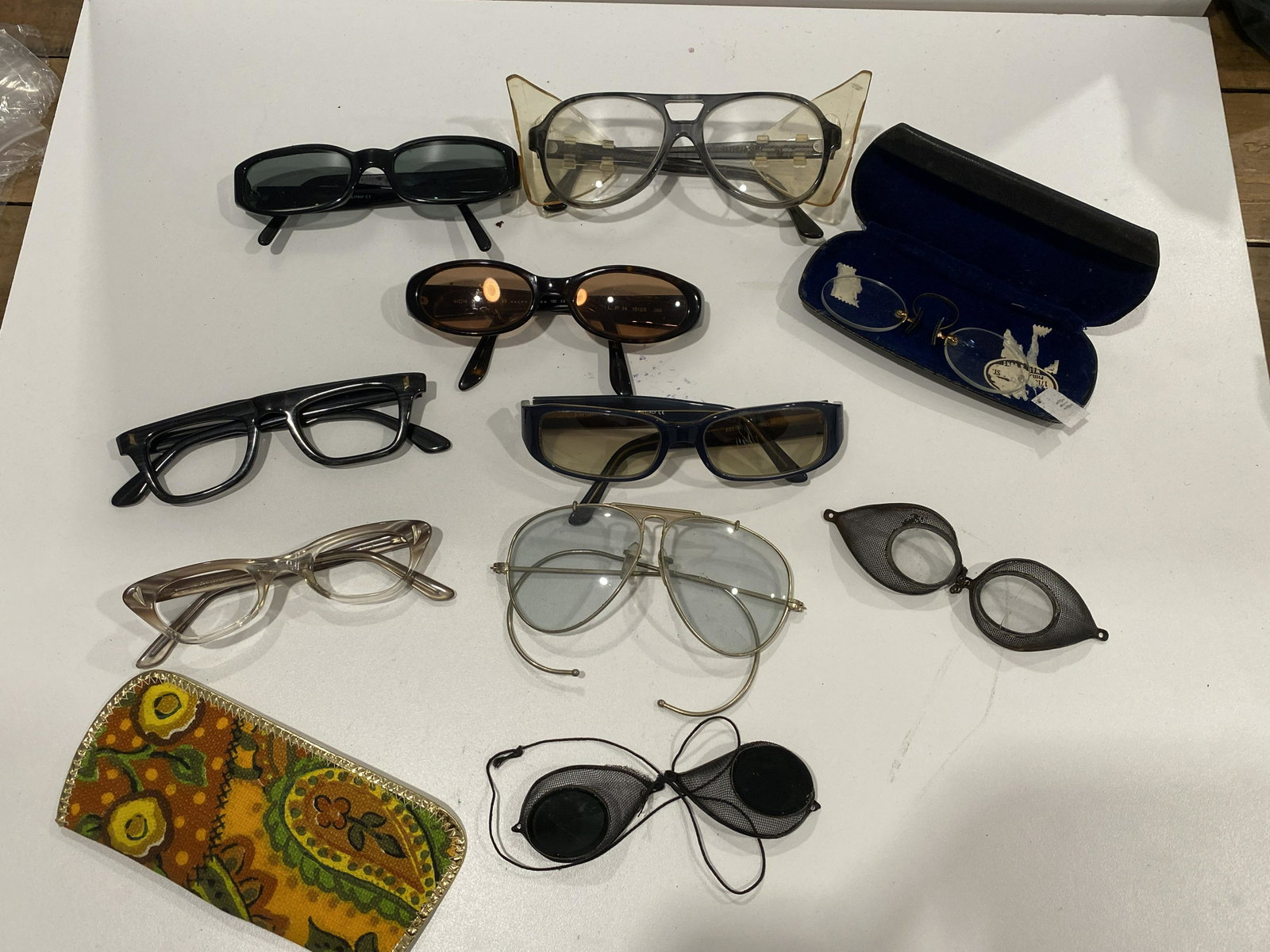 VINTAGE LOT OF COLLECTIBLE SUNGLASSES: VINTAGE LOT OF COLLECTIBLE SUNGLASSES