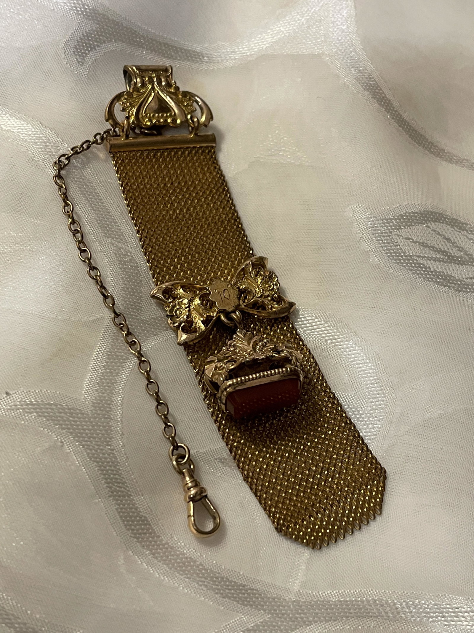 ANTIQUE MENS GOLD POCKET WATCH FOB W/CAMEO: ANTIQUE MENS GOLD POCKET WATCH FOB W/CAMEO. IN MINT OVERALL SHAPE AND CONDITION. PLEASE VIEW ALL DETAILED PICTURES. A GREAT FIND AND AN EXCELLENT ADDITION TO YOUR COLLECTION.