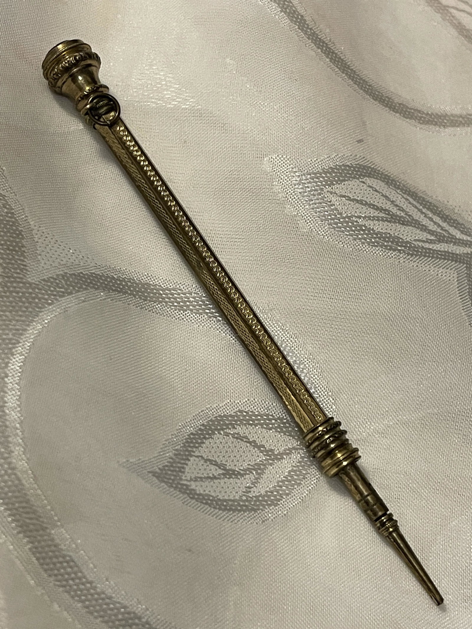 ANTIQUE RUBY INLAID RETRACTABLE PENCIL: ANTIQUE RUBY INLAID RETRACTABLE PENCIL. IN GOOD OVERALL SHAPE AND CONDITION. HAS A GREAT LOOK TO IT WITH AN EXCELLENT OVERALL EYE APPEAL. A GREAT FIND AND AN EXCELLENT ADDITION TO YOUR COLLECTION.