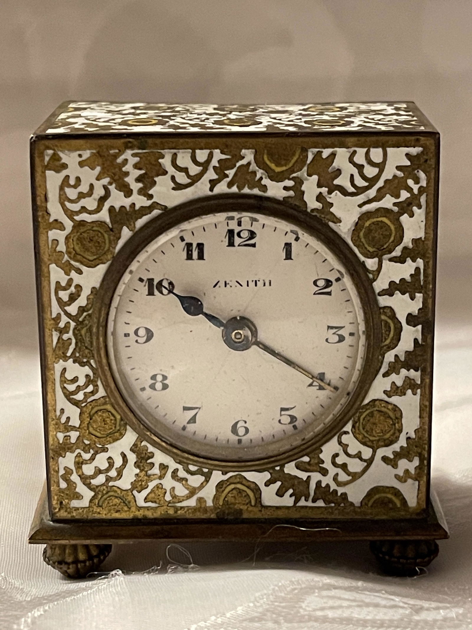 ANTIQUE ZENITH ENAMELED ALARM DESK CLOCK: ANTIQUE ZENITH ENAMELED ALARM DESK CLOCK. APPEARS TO BE IN GOOD OVERALL SHAPE AND CONDITION. THE ENAMEL IS REALLY BEAUTIFUL AND IT IS ALL THERE, NOT CHIPPED. NOT SURE ON THE ACCURACY OF TIME. HAS A GR