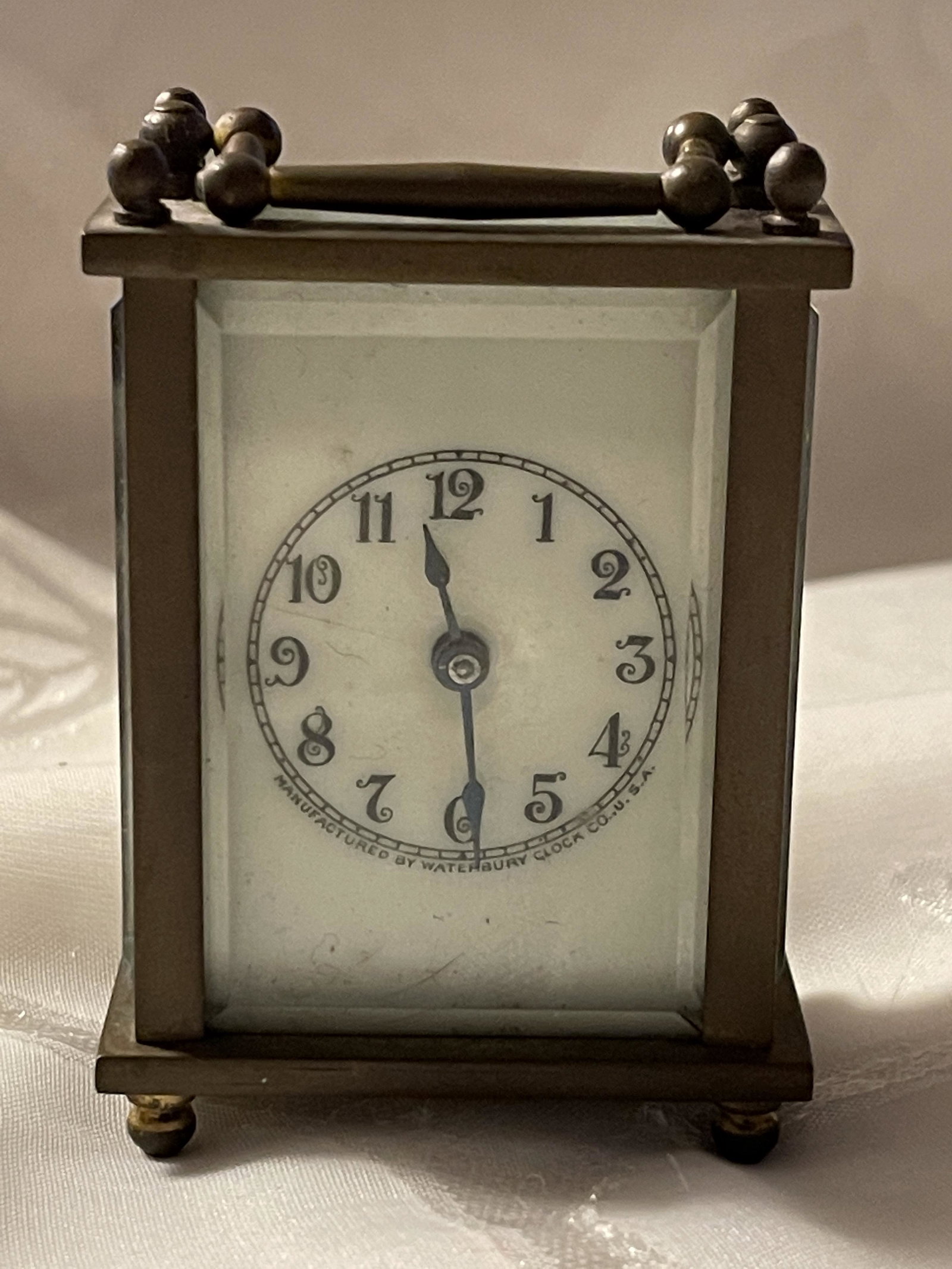 RARE SWISS MADE ANTIQUE DESK CLOCK: RARE SWISS MADE ANTIQUE DESK CLOCK. APPEARS TO BE IN GOOD OVERALL SHAPE AND CONDITION. WE ARE NOT SURE IT IF WORKS OR THE ACCURACY OF TIME. PLEASE VIEW ALL DETAILED PICTURES. A GREAT FIND AND AN EXCEL