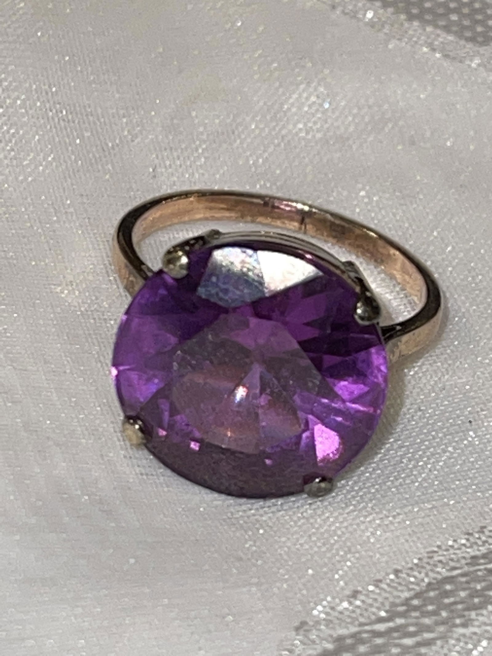 VICTORIAN 9K GOLD 10 CT ALEXANDRITE COCTAIL RING: VICTORIAN 9K GOLD 10 CT ALEXANDRITE COCTAIL RING. IN MINT OVERALL SHAPE AND CONDITION. HAS A GREAT LOOK TO IT WITH AN EXCELLENT OVERALL EYE APPEAL. RING IS A SIZE 6.75. PLEASE VIEW ALL DETAILED PICTUR