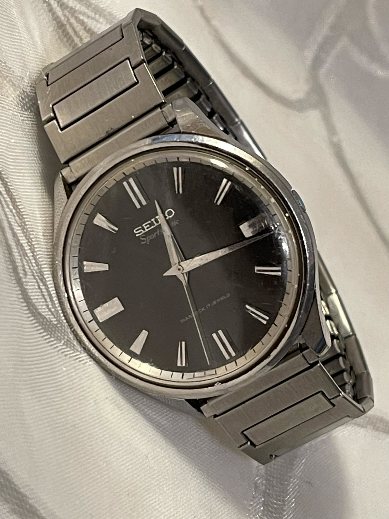 VINTAGE SEIKO SPORTS MENS WRISTWATCH: VINTAGE SEIKO SPORTS MENS WRISTWATCH. IN GOOD OVERALL SHAPE AND CONDITION. WORKS AND KEEPS GREAT TIME. PLEASE VIEW ALL DETAILED PICTURES. A GREAT FIND AND AN EXCELLENT ADDITION TO YOUR COLLECTION.