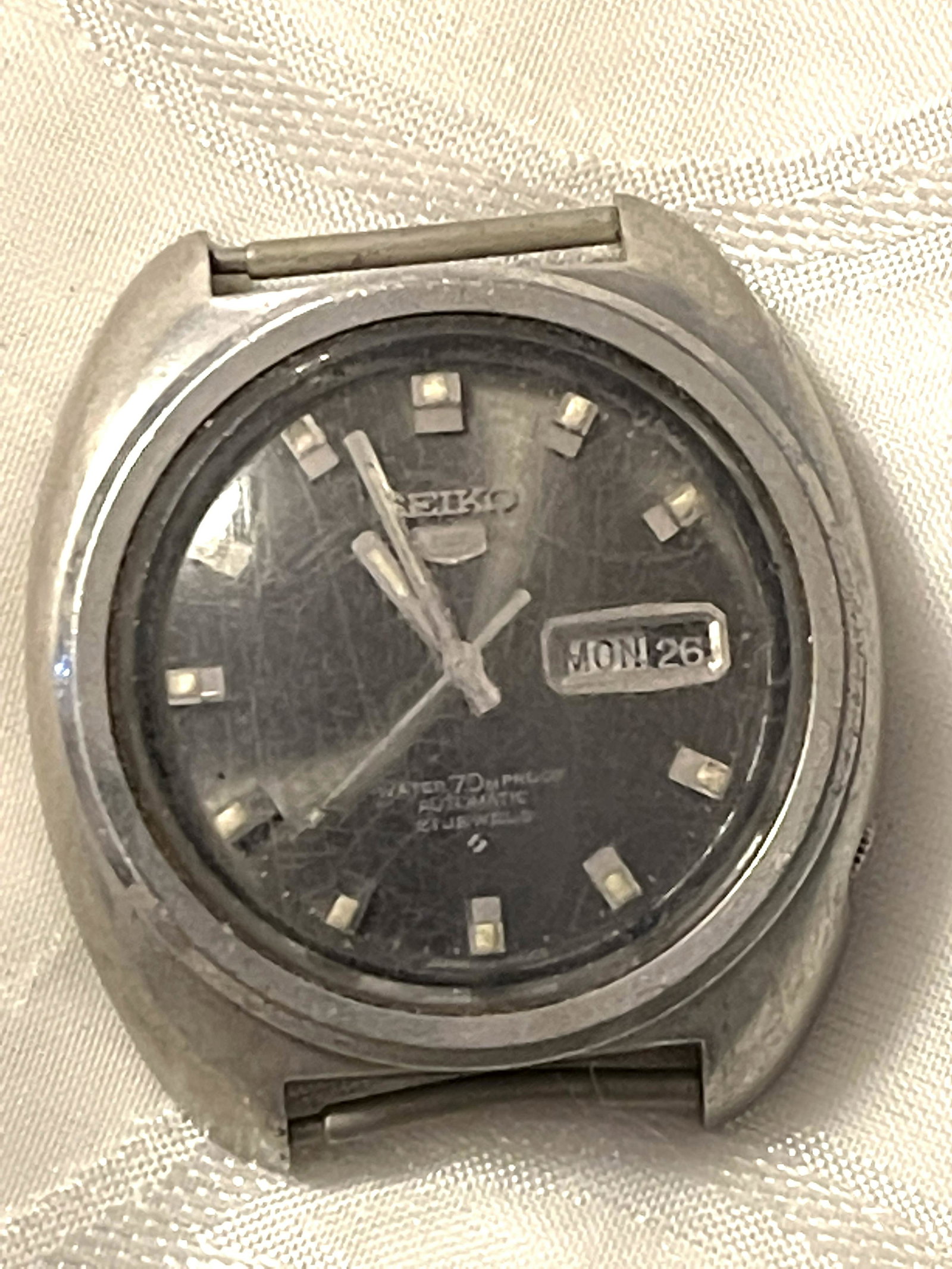 VINTAGE SEIKO 5 MENS WRISTWATCH: VINTAGE SEIKO 5 MENS WRISTWATCH. IN GOOD OVERALL SHAPE AND CONDITION. A GREAT FIND.