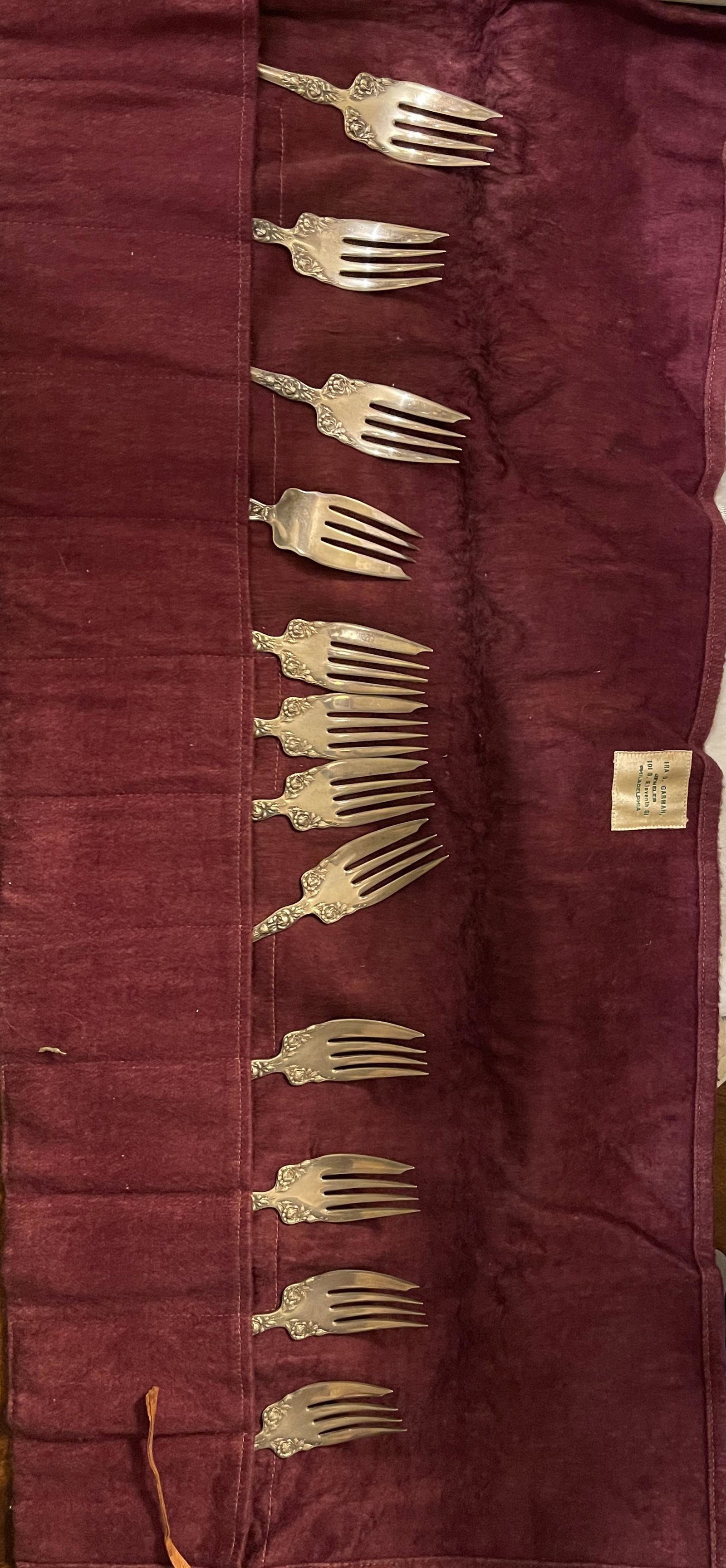 LOT OF (12) ROSE MOTIF STERLING SILVER FORKS IN ORIG.: LOT OF (12) ROSE MOTIF STERLING SILVER FORKS IN ORIG. CASE. IN MINT OVERALL SHAPE AND CONDITION. BEAUTIFUL ROSE MOTIF DESIGN - VIEW PICTURES. A GREAT FIND AND AN EXCELLENT ADDITION TO YOUR COLLECTION.