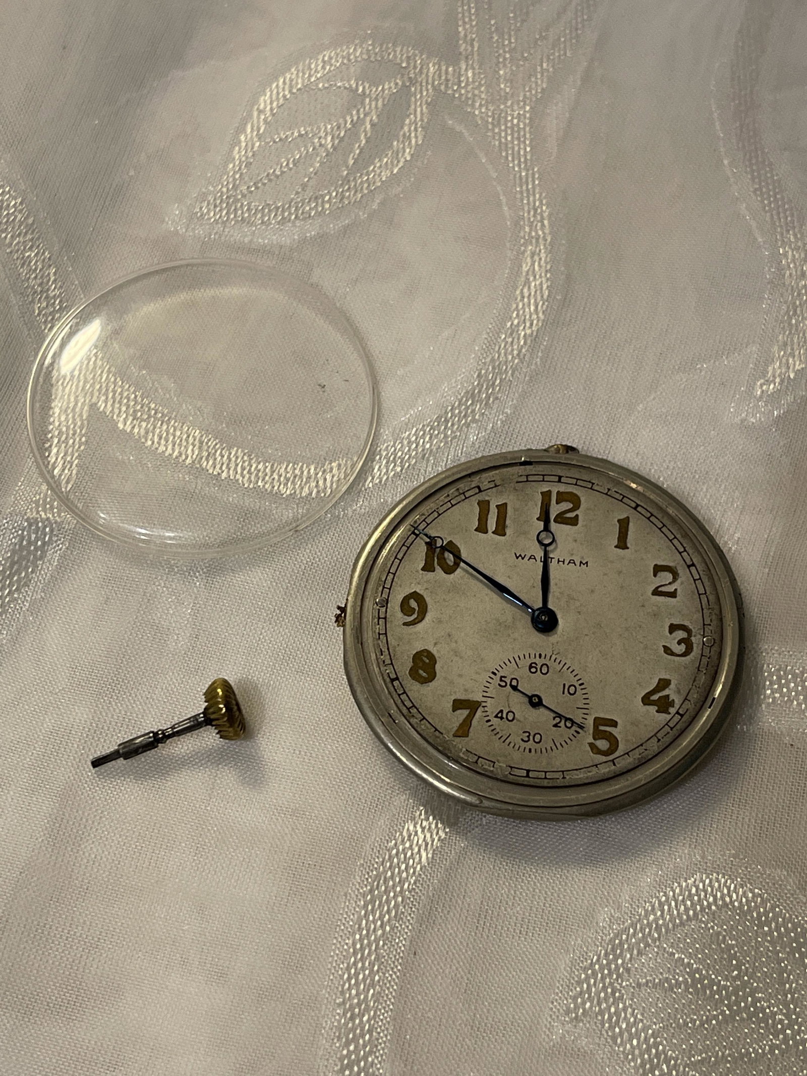 ANTIQUE HAMILTON POCKET WATCH MOVEMENT: ANTIQUE HAMILTON POCKET WATCH MOVEMENT. IN MINT OVERALL SHAPE AND CONDITION. A GREAT FIND AND AN EXCELLENT ADDITION TO YOUR COLLECTION.