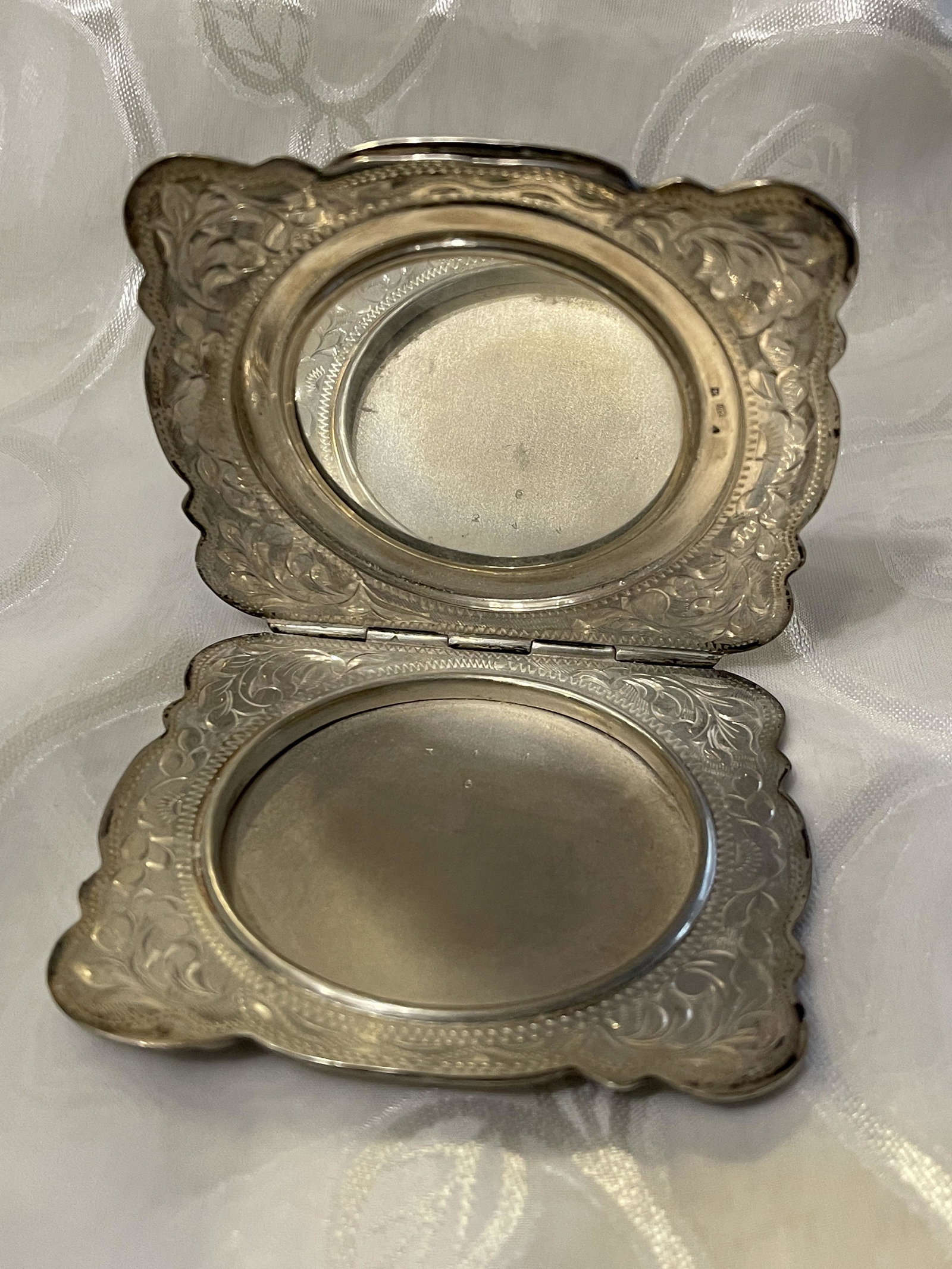 ORNATE STERLING SILVER LADIES COMPACT - CIVIL WAR ERA: ORNATE STERLING SILVER LADIES COMPACT - CIVIL WAR ERA. IN MINT OVERALL SHAPE AND CONDITION. HAS A GREAT LOOK TO IT WITH AN EXCELLENT OVERALL EYE APPEAL. PLEASE VIEW ALL DETAILED PICTURES. A GREAT FIND
