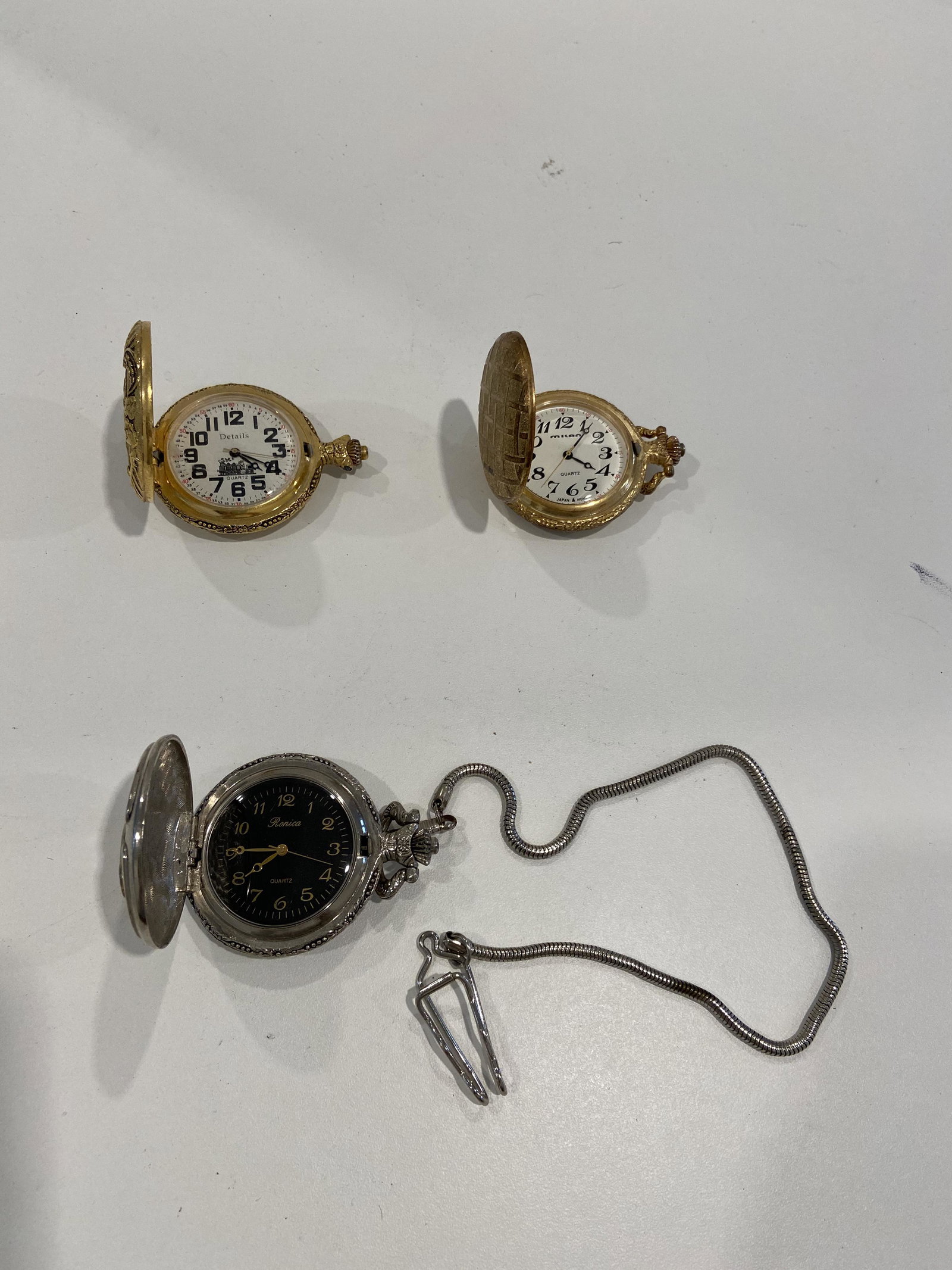 LOT OF (3) POCKET WATCHES: LOT OF (3) POCKET WATCHES. SOLD AS A LOT. ALL FOR ONE MONEY.