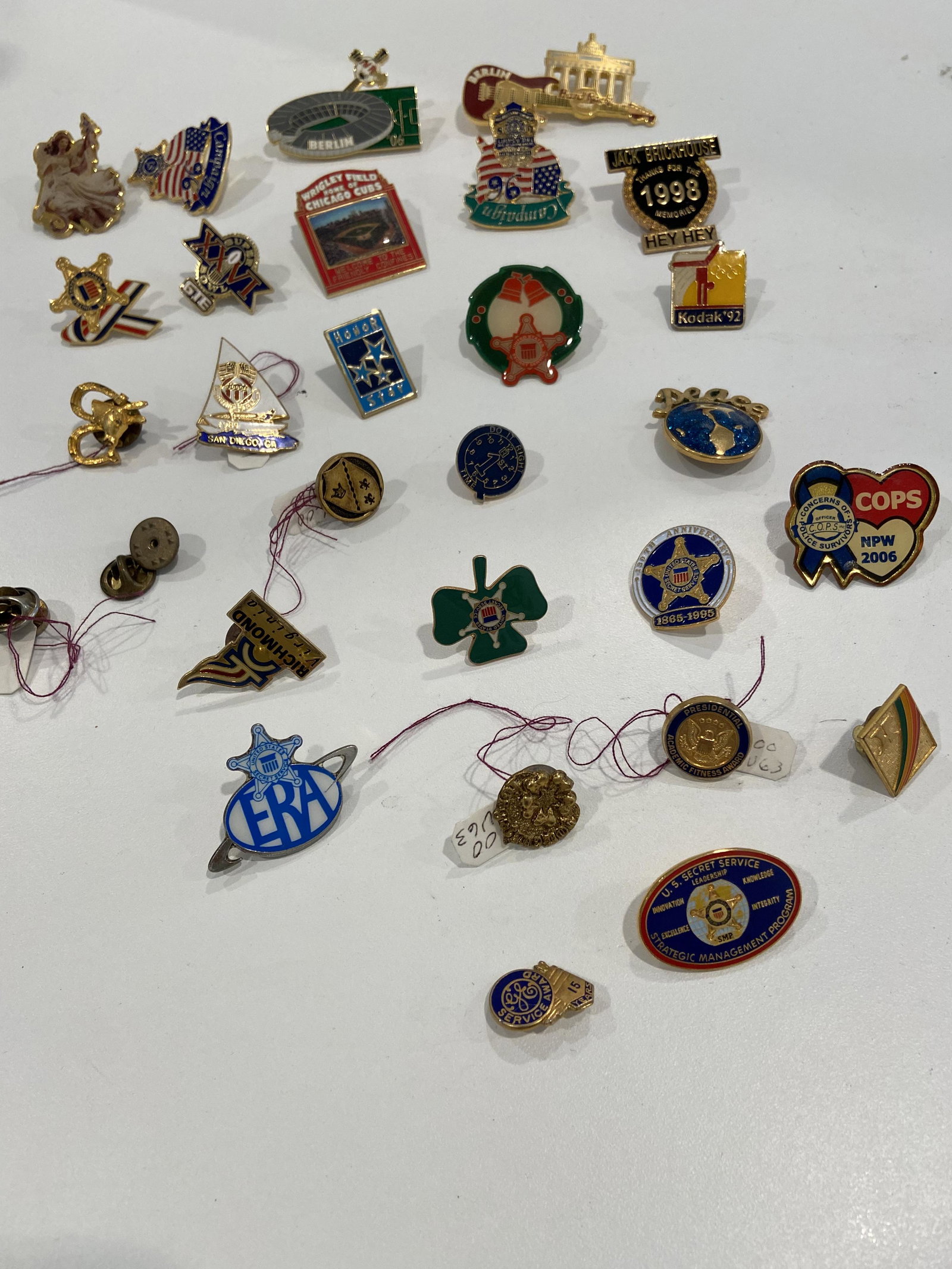 VINTAGE LOT OF ESTATE PINS, BROOCHES, ETC.: VINTAGE LOT OF ESTATE PINS, BROOCHES, ETC. SOLD AS A LOT. ALL FOR ONE MONEY.