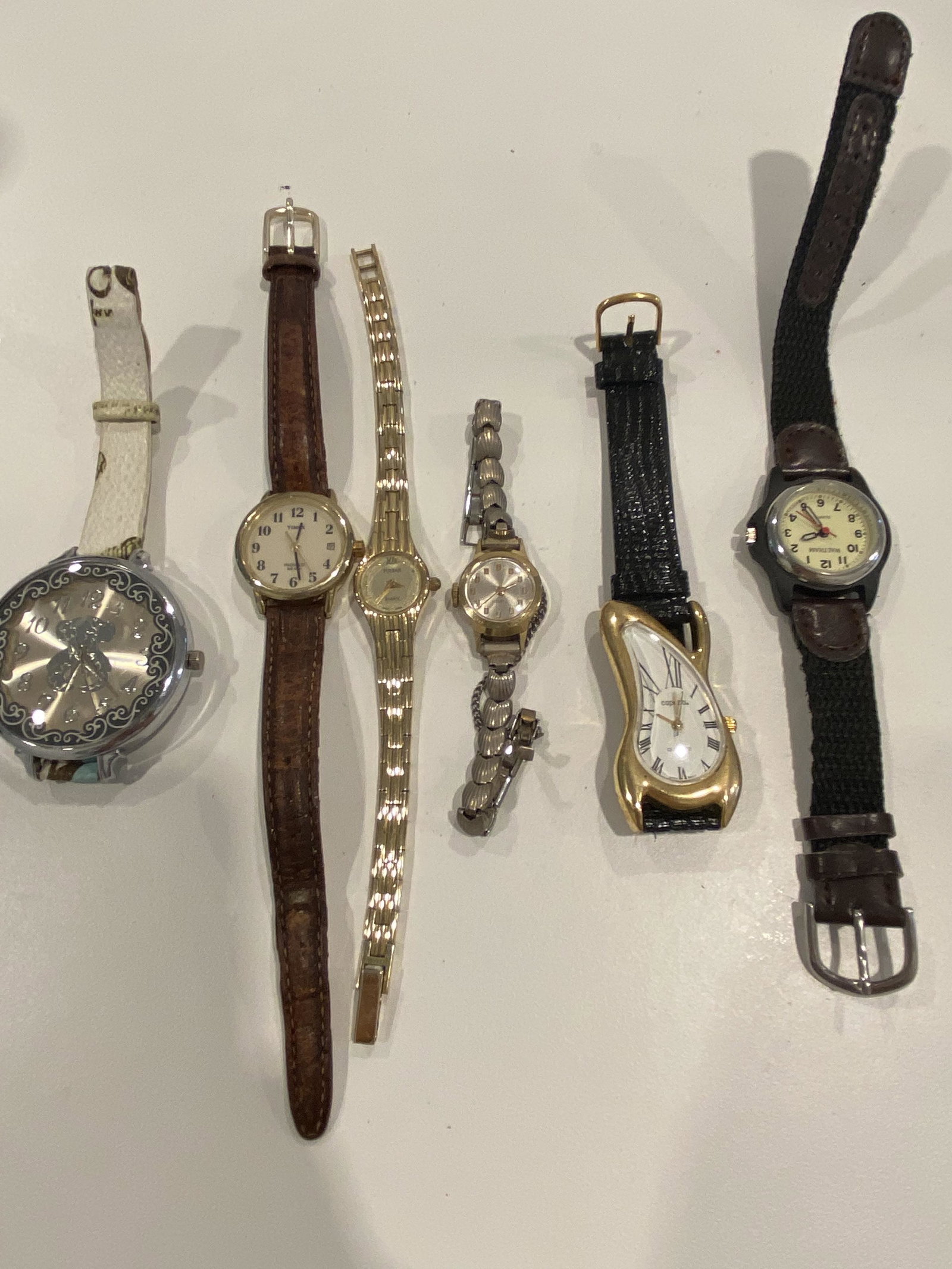 LOT OF (6) COLLECTIBLE LADIES ESTATE WATCHES: LOT OF (6) COLLECTIBLE LADIES ESTATE WATCHES. SOLD AS A LOT. ALL FOR ONE MONEY.