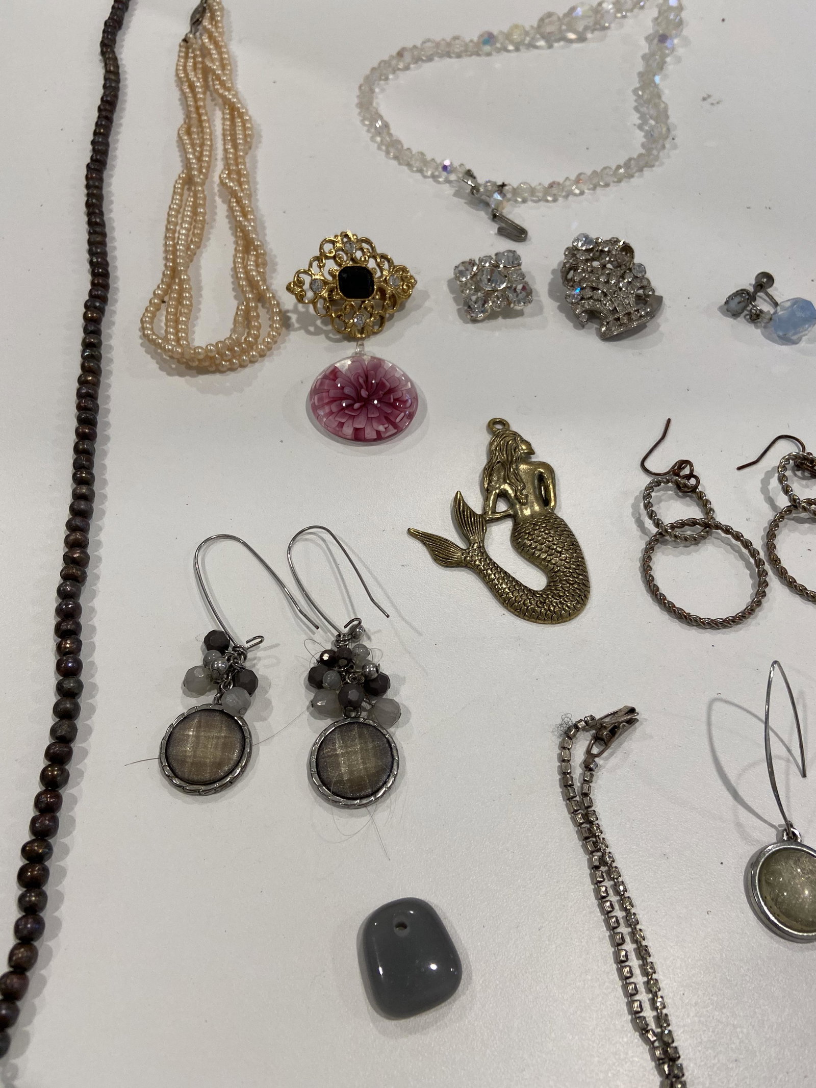 HUGE ESTATE LOT OF EARRINGS AND JEWELRY: HUGE ESTATE LOT OF EARRINGS AND JEWELRY. SOLD AS A LOT. ALL FOR ONE MONEY. PLEASE VIEW PICTURES.