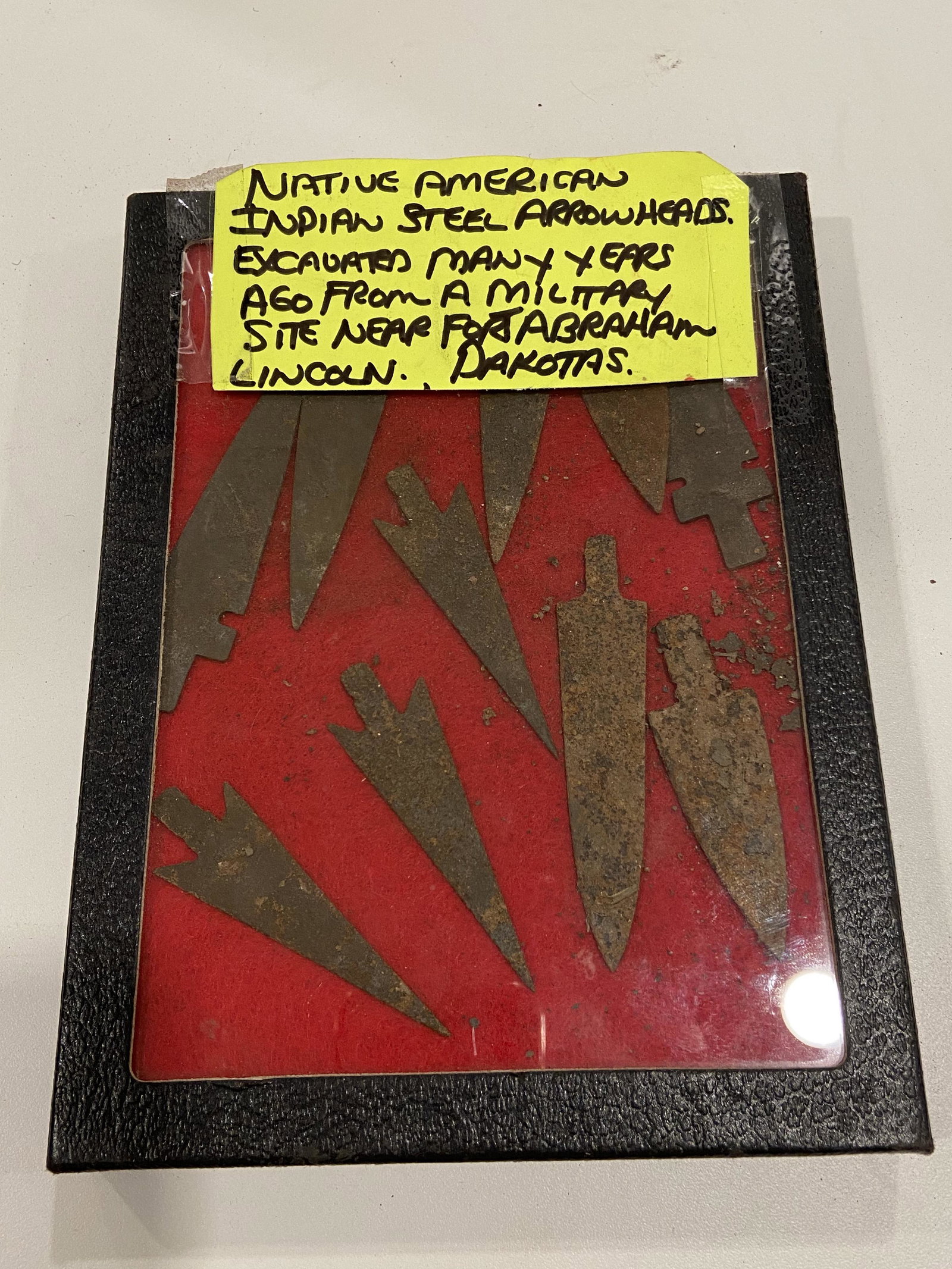 ANTIQUE LOT OF NATIVE AMERICAN ARROW HEADS / TRADE: ANTIQUE LOT OF NATIVE AMERICAN ARROW HEADS / TRADE POINTS. PLEASE VIEW ALL DETAILED PICTURES. A GREAT FIND AND AN EXCELLENT ADDITION TO YOUR COLLECTION.