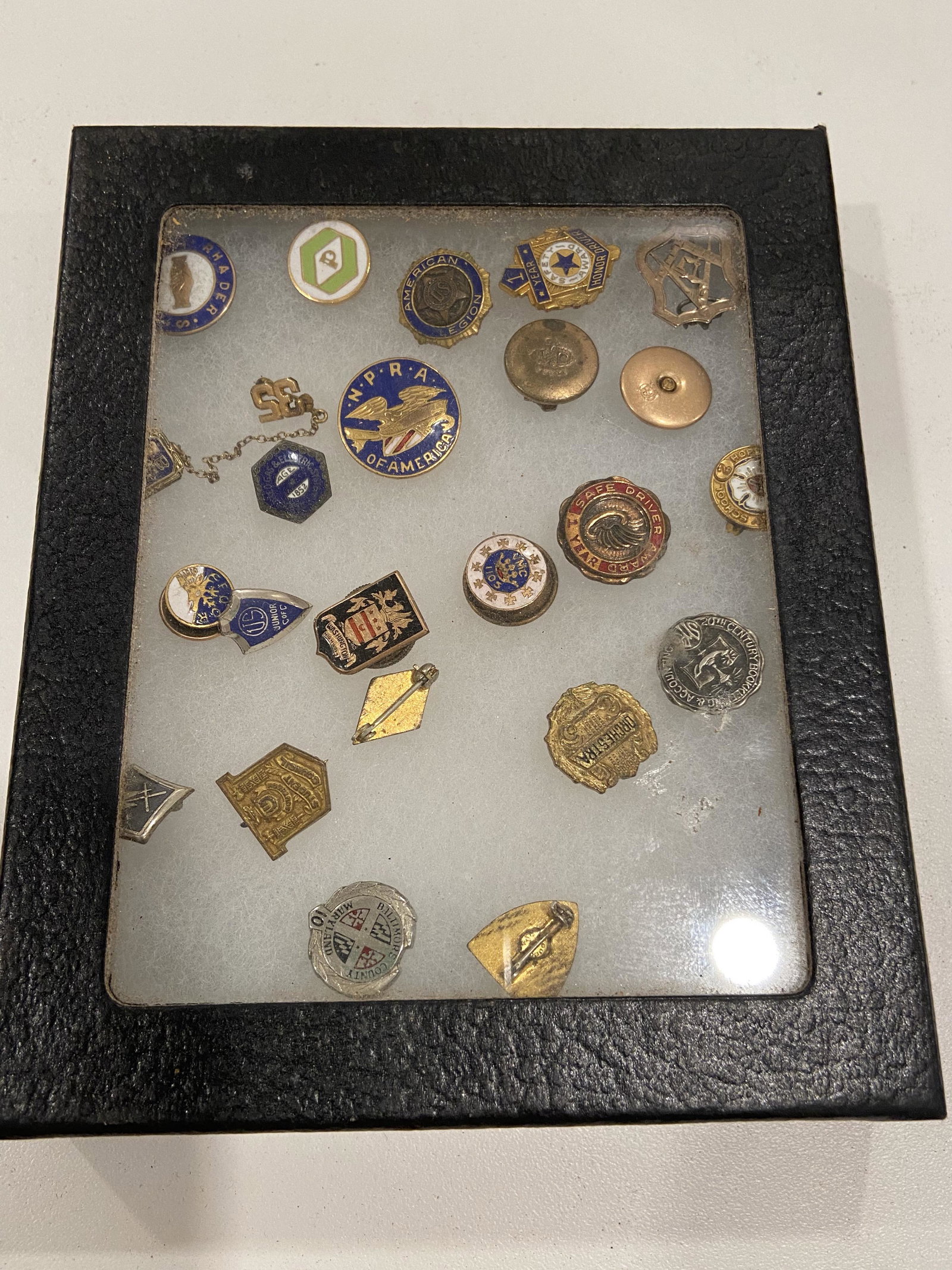 VINTAGE COLLECTION LOT OF MILITARY ITEMS.: VINTAGE COLLECTION LOT OF MILITARY ITEMS. SOLD AS A LOT. ALL FOR ONE MONEY. PLEASE VIEW ALL DETAILED PICTURES.