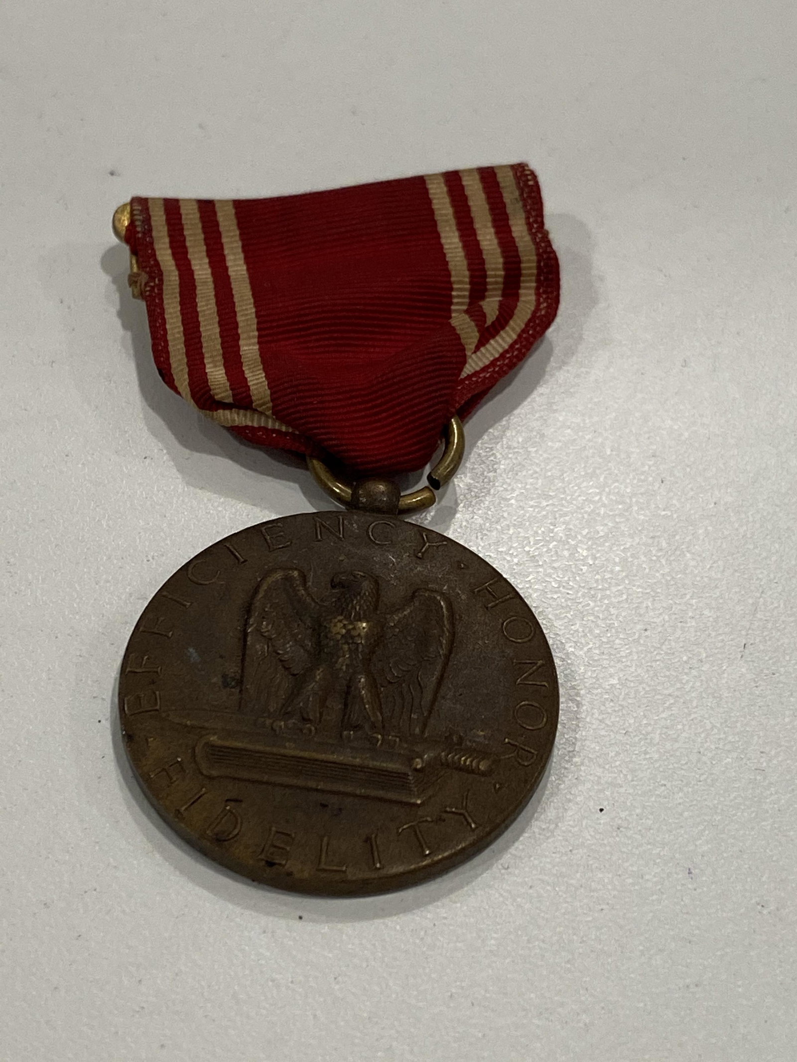 WW2 US MILITARY MEDAL W/RIBBON: WW2 US MILITARY MEDAL W/RIBBON. A GREAT ADDITION TO YOUR COLLECTION.
