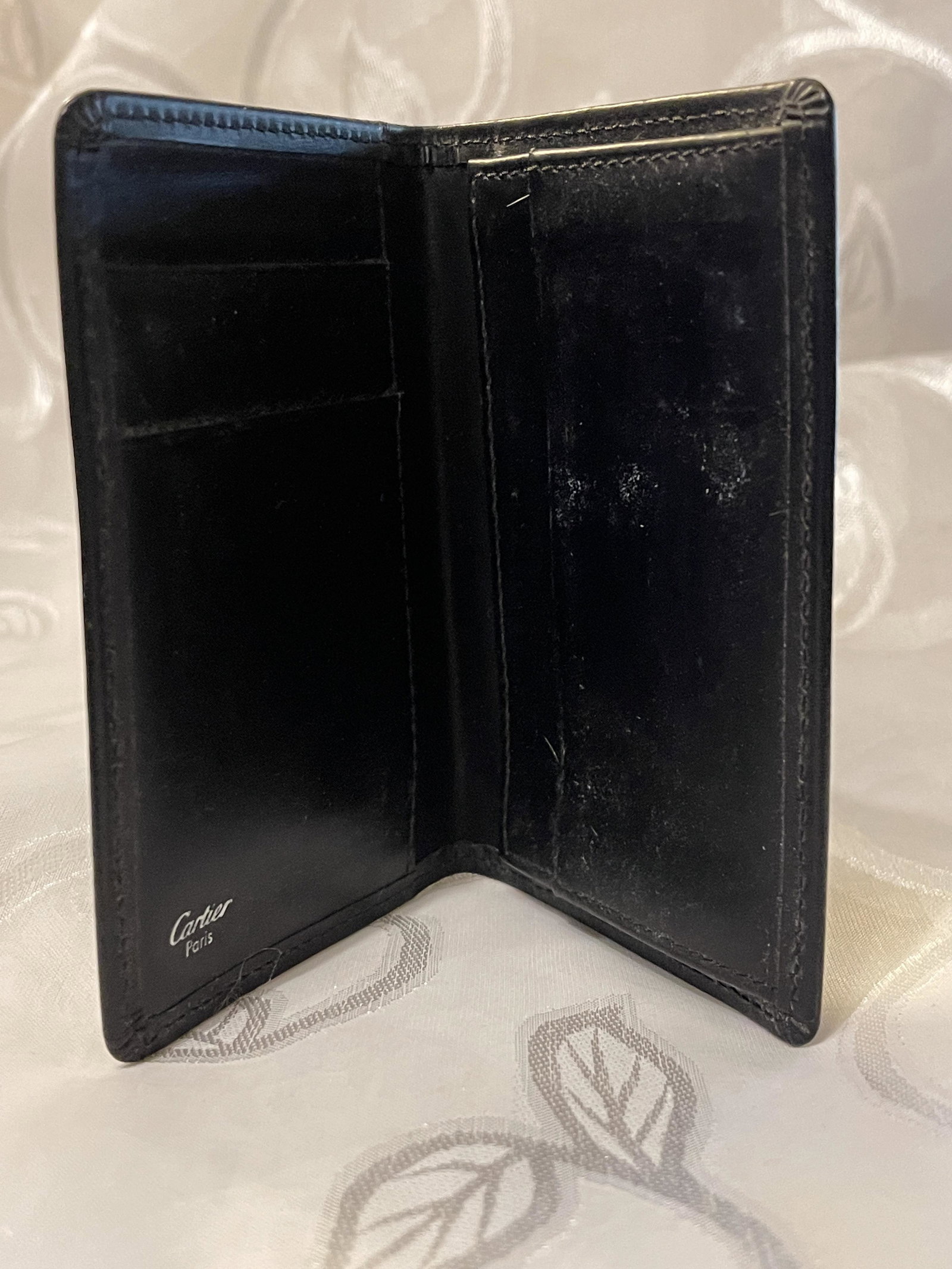 AUTHENTIC CARTIER MENS LEATHER WALLET: AUTHENTIC CARTIER MENS LEATHER WALLET. IN MINT OVERALL SHAPE AND CONDITION. HAS A GREAT LOOK TO IT WITH AN EXCELLENT OVERALL EYE APPEAL. PLEASE VIEW ALL DETAILED PICTURES. A GREAT FIND AND AN EXCELLEN