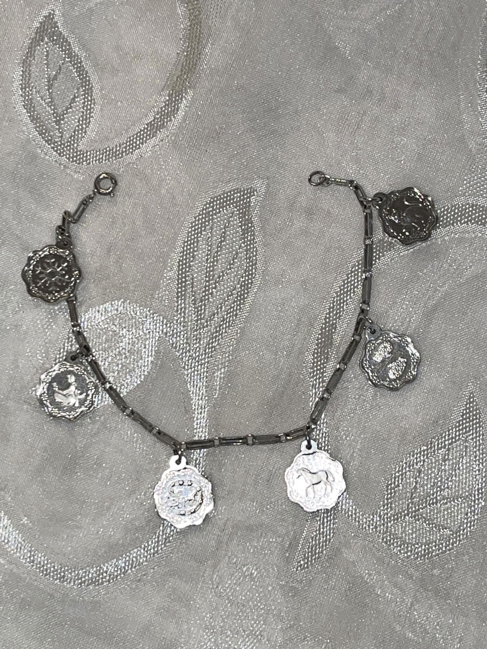VINTAGE STERLING SILVER JAPANESE CHARM BRACELET: VINTAGE STERLING SILVER JAPANESE CHARM BRACELET. IN MINT OVERALL SHAPE AND CONDITION. PLEASE VIEW ALL DETAILED PICTURES. WILL FIT UP TO A SIZE 7. A GREAT ADDITION TO YOUR COLLECTION.