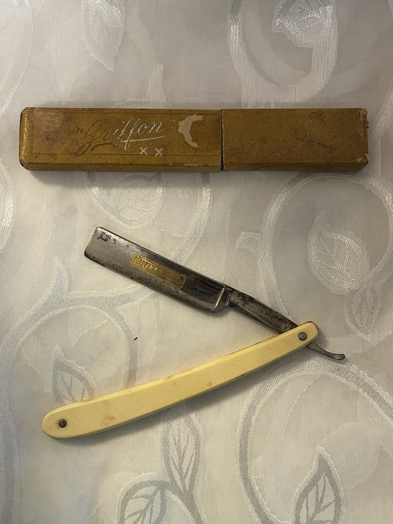 ANTIQUE UNIVERSAL ANDERS FRARY & CLARK STRAIGHT RAZOR: ANTIQUE UNIVERSAL ANDERS FRARY & CLARK STRAIGHT RAZOR. COMES IN THE ORIGINAL BOX. IN MINT OVERALL SHAPE AND CONDITION. A GREAT FIND AND AN EXCELLENT ADDITION TO YOUR COLLECTION.