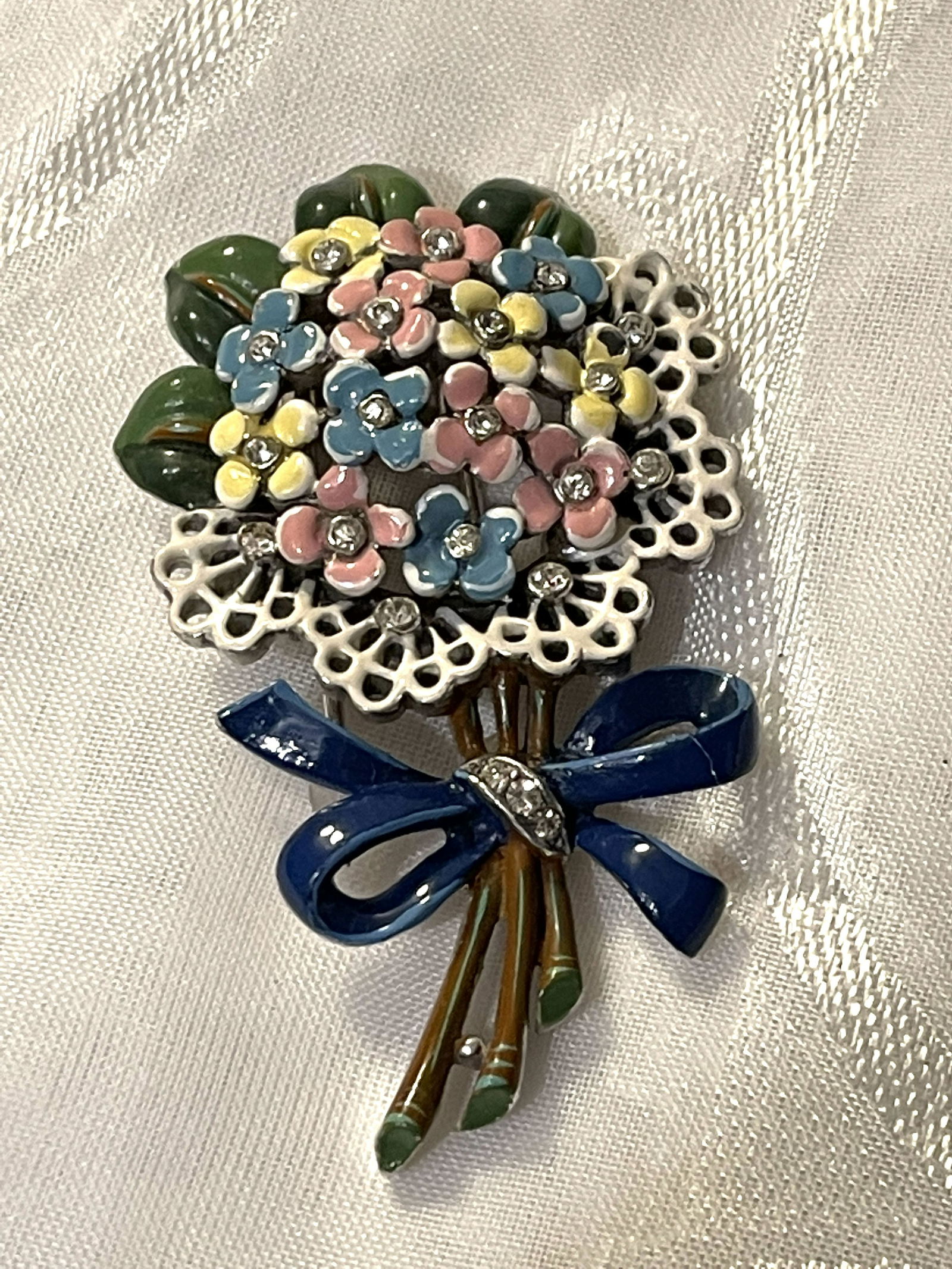 VINTAGE TRIFARI ENAMEL COLLECTIBLE BROOCH: VINTAGE TRIFARI ENAMEL COLLECTIBLE BROOCH. IN MINT OVERALL SHAPE AND CONDITION. PLEASE VIEW ALL DETAILED PICTURES. A GREAT FIND AND AN EXCELLENT ADDITION TO YOUR COLLECTION.