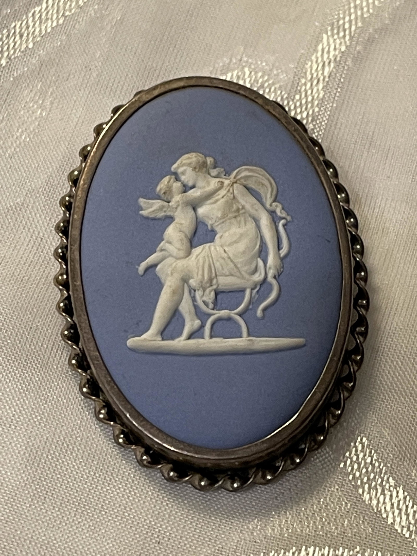 STERLING SILVER WEDGWOOD DATED 1867 BROOCH: STERLING SILVER WEDGWOOD DATED 1867 BROOCH. IN MINT OVERALL SHAPE AND CONDITION. A GREAT FIND AND AN EXCELLENT ADDITION TO YOUR COLLECTION.