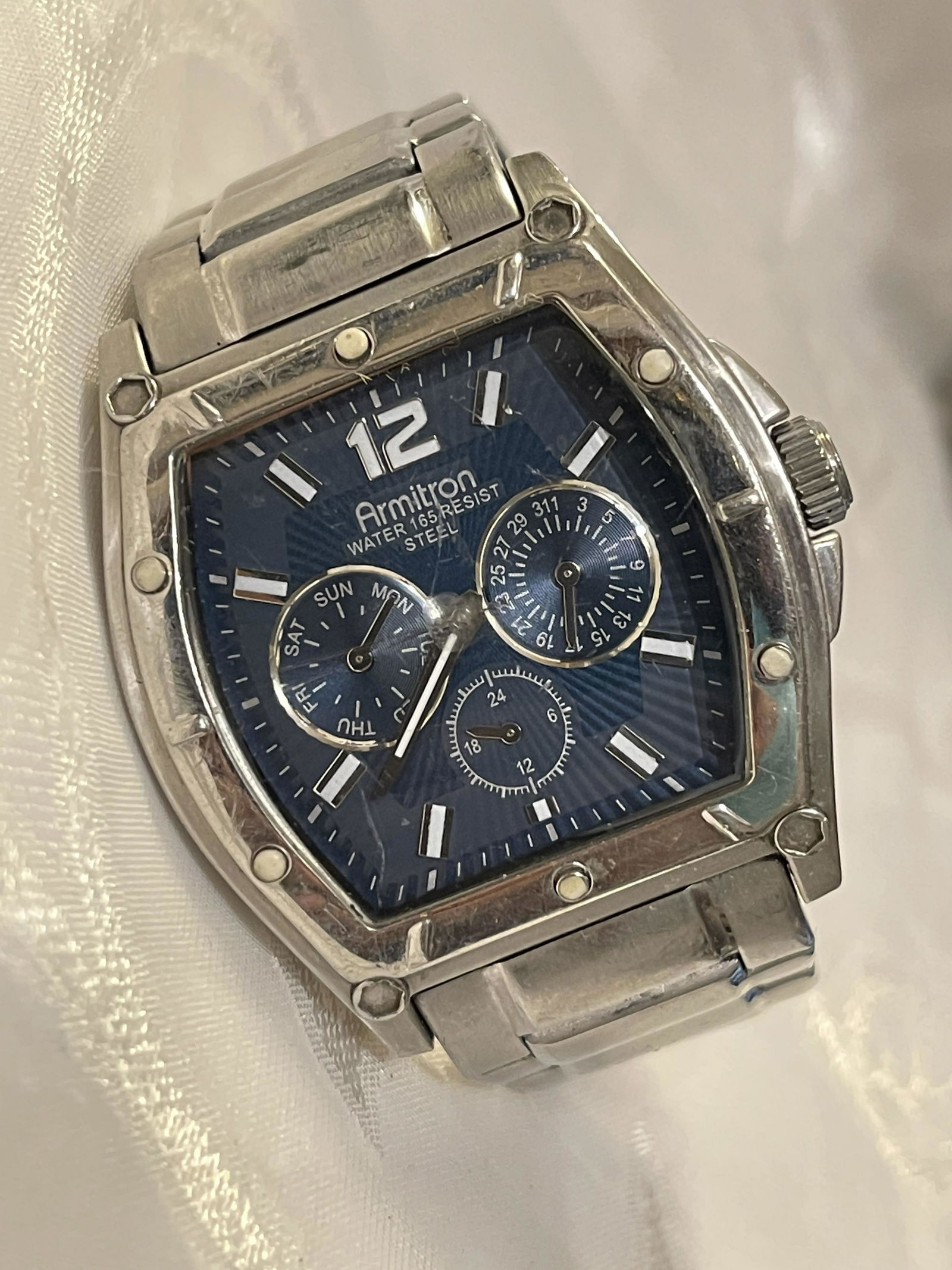 VINTAGE ARMITRON MENS CHRONOGRAPH WRISTWATCH: VINTAGE ARMITRON MENS CHRONOGRAPH WRISTWATCH. IN MINT OVERALL SHAPE AND CONDITION. A GREAT FIND AND AN EXCELLENT ADDITION TO YOUR COLLECTION.