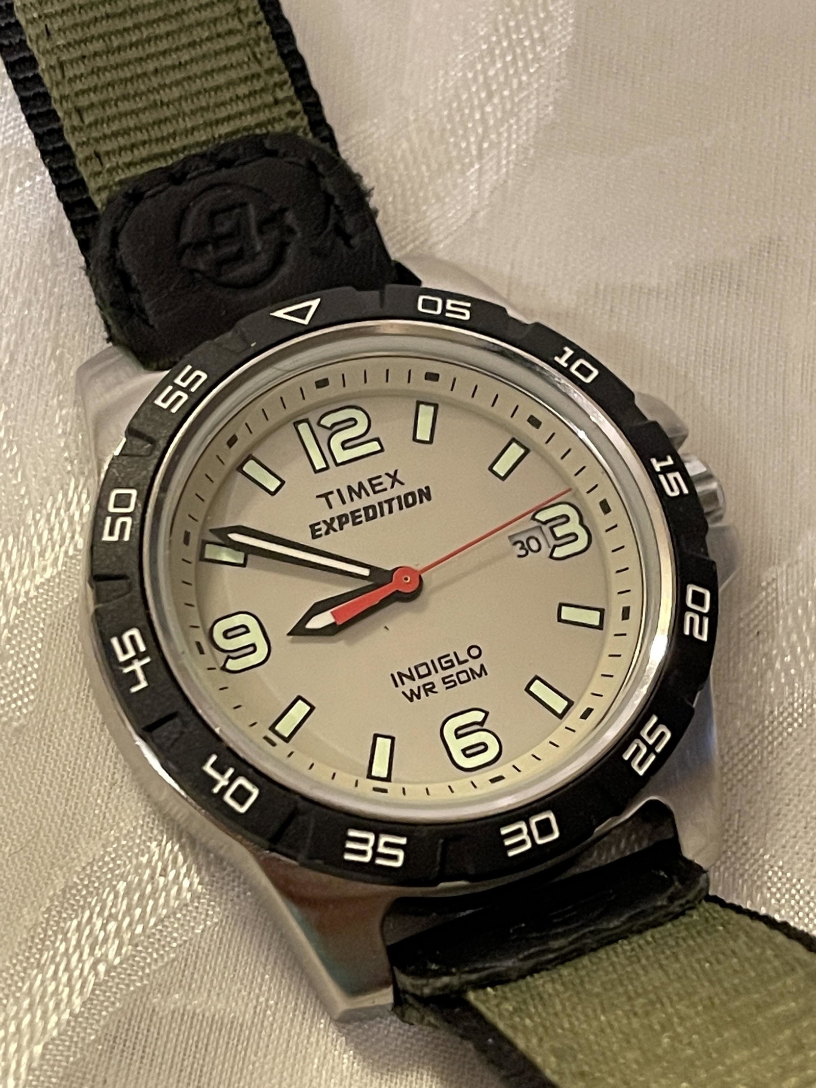 TIMEX EXPEDITION MENS WRISTWATCH: TIMEX EXPEDITION MENS WRISTWATCH. KEEPS GOOD TIME. PLEASE VIEW PICTURES.