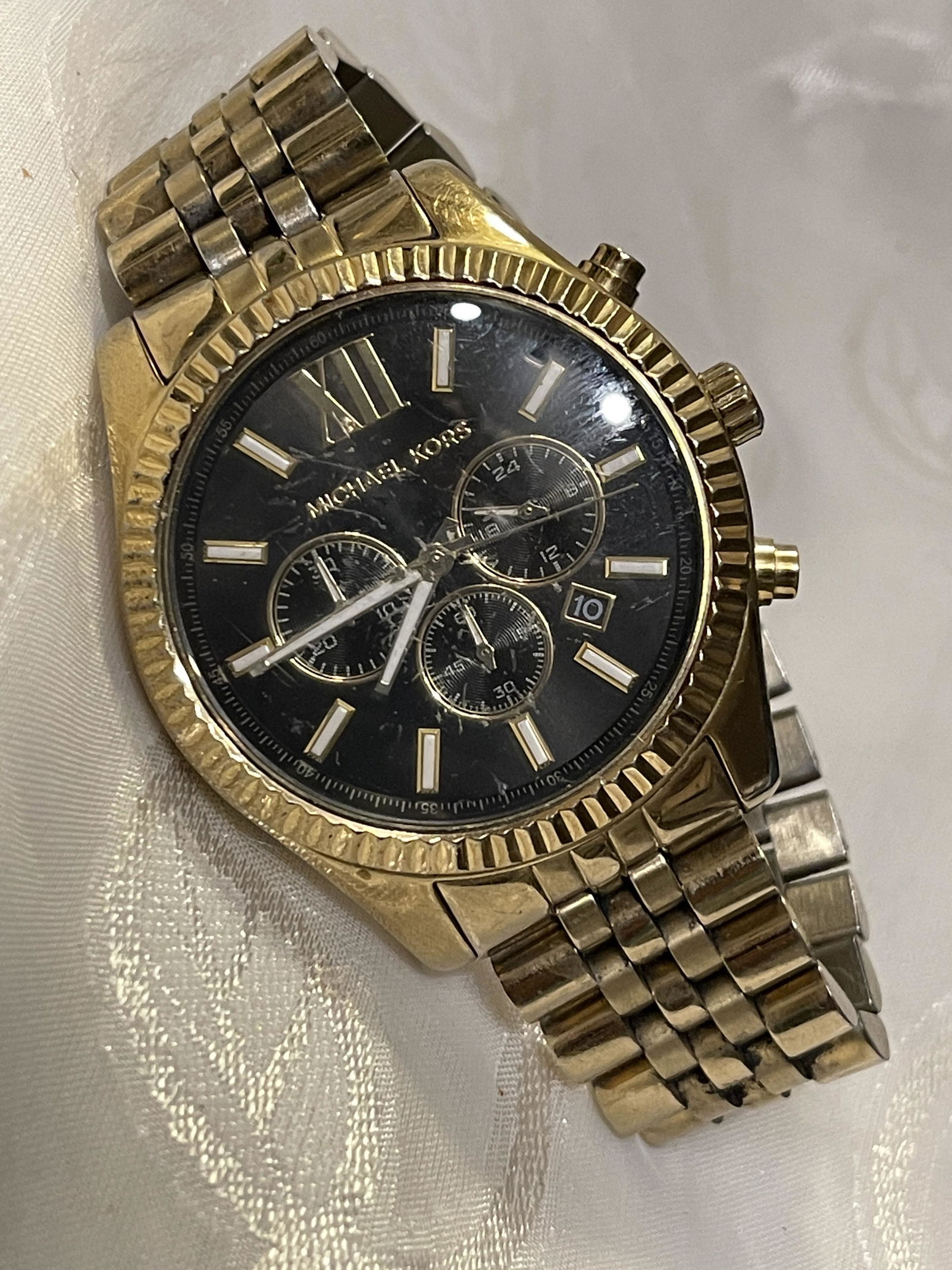 MICHAEL KORS MK 8286 CHRONOGRAPH WRISTWATCH: MICHAEL KORS MK 8286 CHRONOGRAPH WRISTWATCH. IN GOOD OVERALL SHAPE AND CONDITION. WORKS AND KEEPS TIME. A GREAT FIND AND AN EXCELLENT ADDITION TO YOUR COLLECTION.