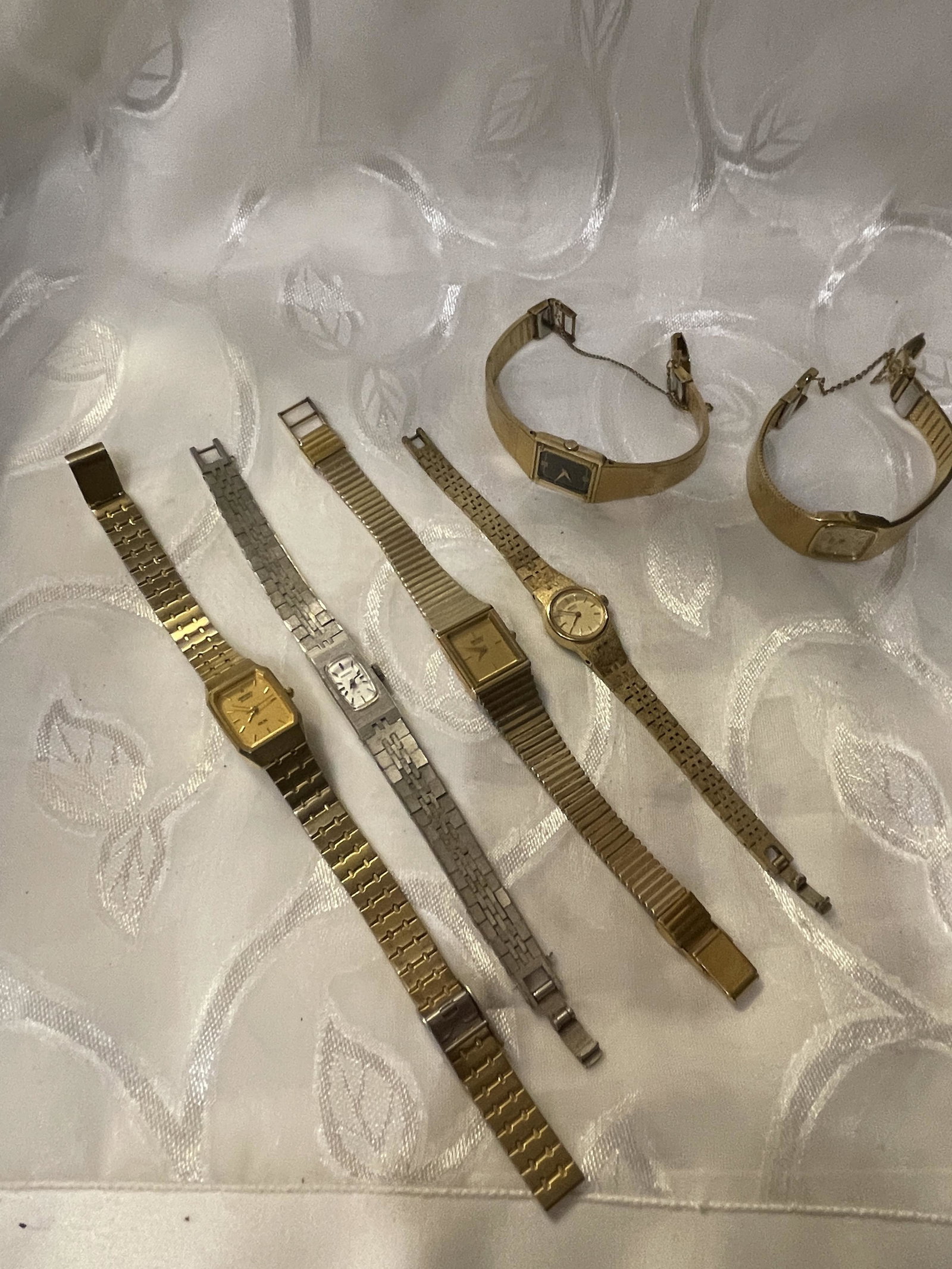 COLLECTIBLE LOT OF (6) LADIES SEIKO WRISTWATCHES: COLLECTIBLE LOT OF (6) LADIES SEIKO WRISTWATCHES. IN GOOD OVERALL SHAPE AND CONDITION. PLEASE VIEW ALL DETAILED PICTURES. A GREAT FIND AND AN EXCELLENT ADDITION TO YOUR COLLECTION.