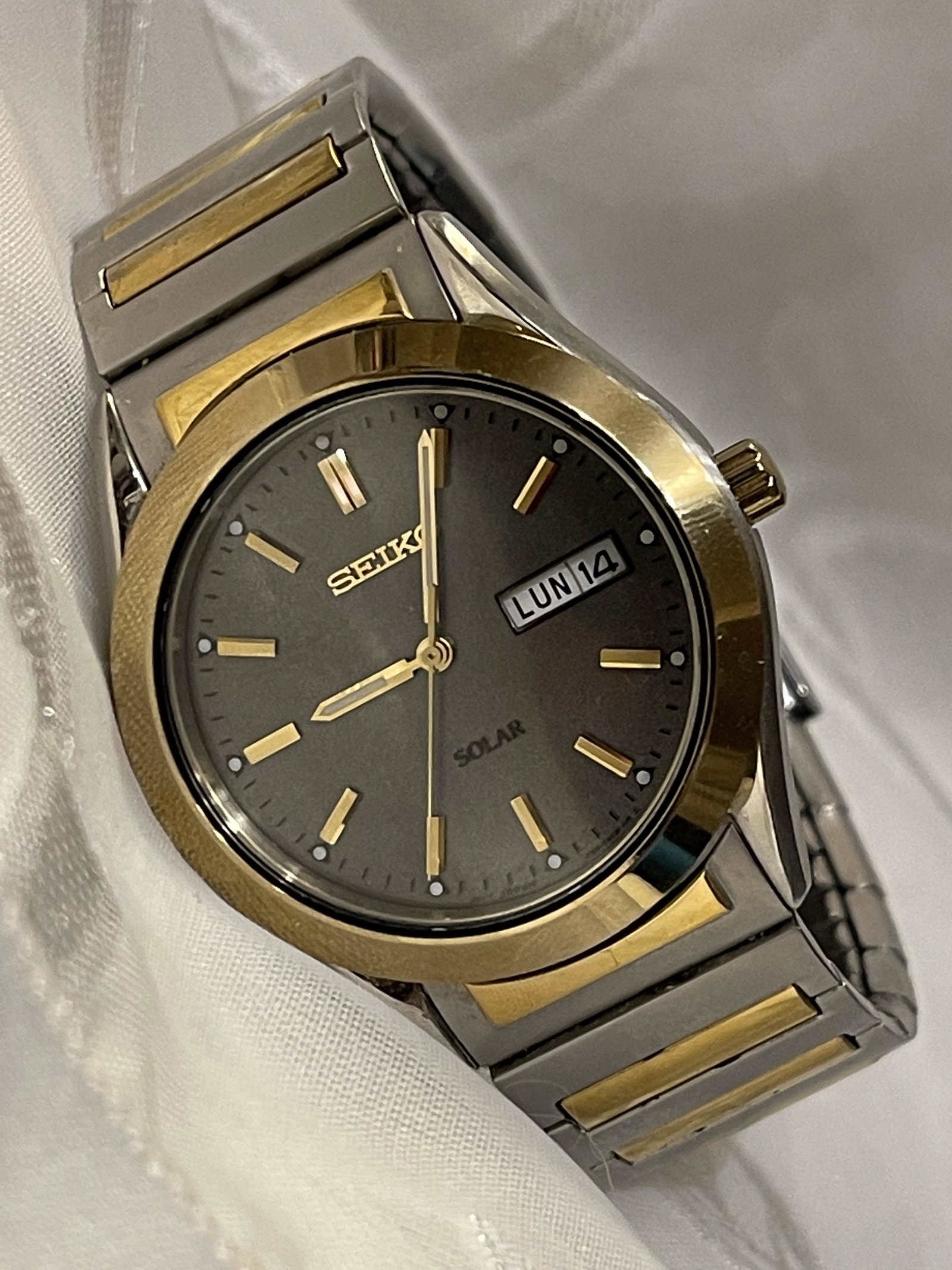 RARE SEIKO SOLAR MENS WATCH: RARE SEIKO SOLAR MENS WATCH. IN GOOD WORKING ORDER AND KEEPING TIME. A GREAT FIND AND AN EXCELLENT ADDITION TO YOUR COLLECTION.