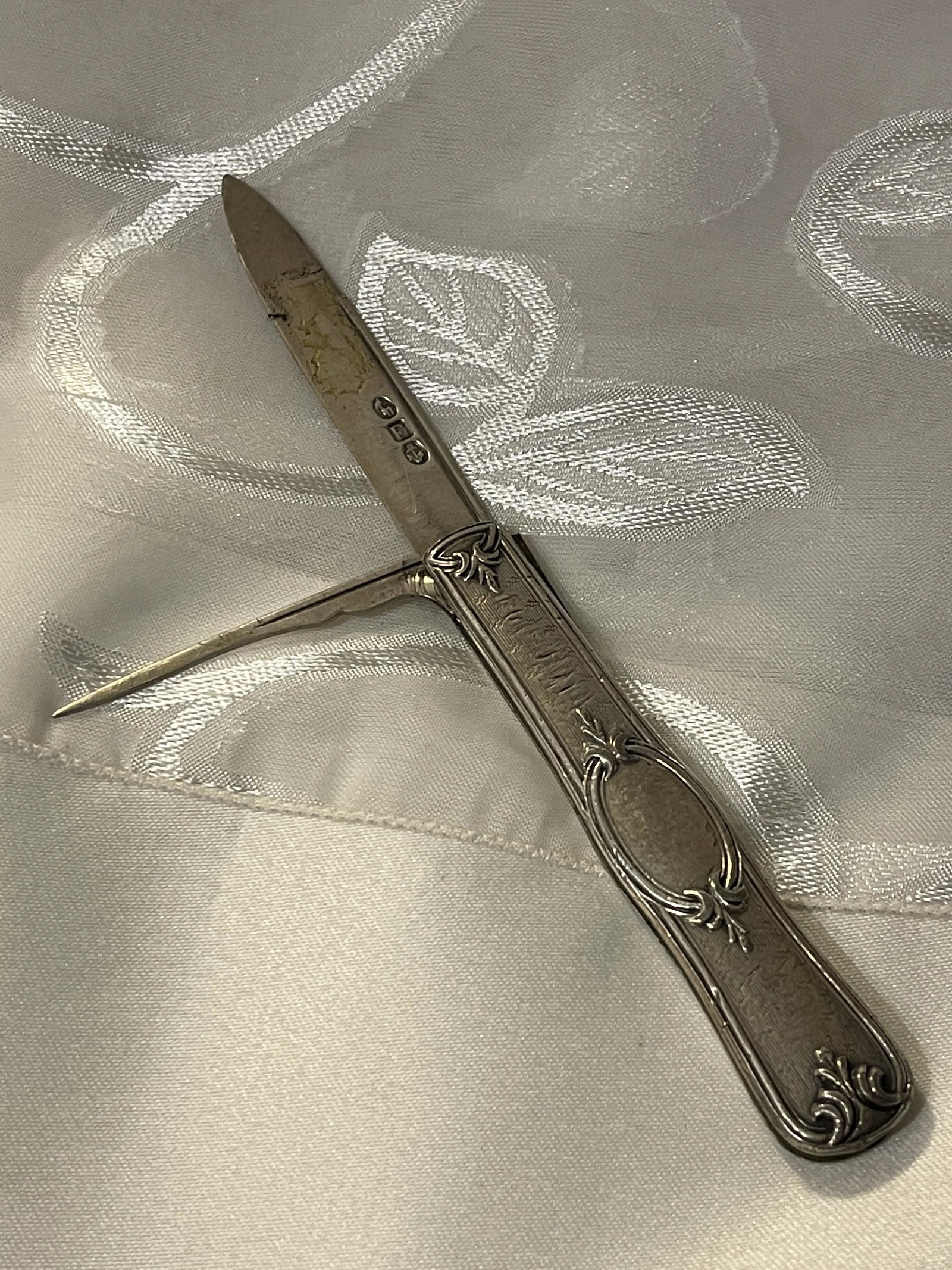 ANTIQUE STERLING SILVER POCKET KNIFE: ANTIQUE STERLING SILVER POCKET KNIFE. IN MINT OVERALL SHAPE AND CONDITION. A GREAT FIND AND AN EXCELLENT ADDITION TO YOUR COLLECTION.