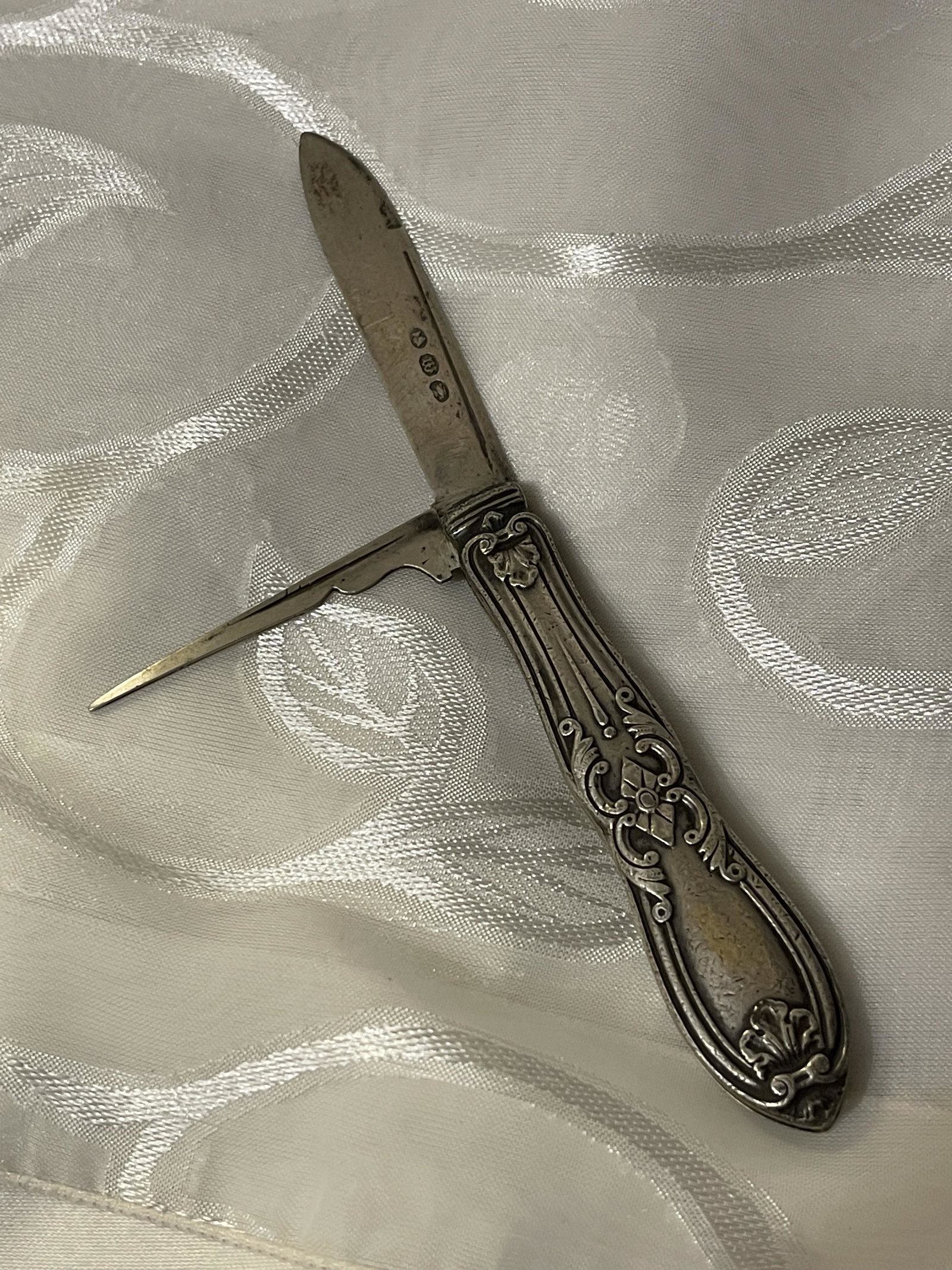 ANTIQUE STERLING SILVER POCKET KNIFE: ANTIQUE STERLING SILVER POCKET KNIFE. IN MINT OVERALL SHAPE AND CONDITION. A GREAT FIND AND AN EXCELLENT ADDITION TO YOUR COLLECTION.