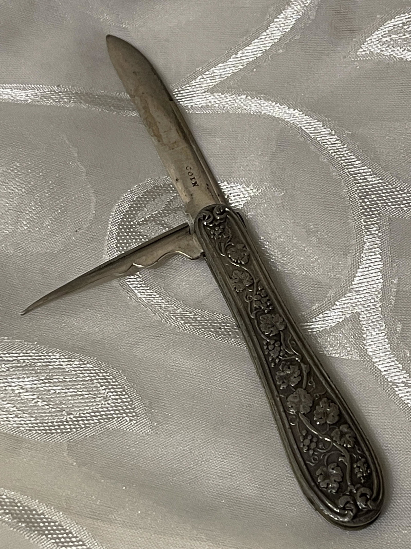 ANTIQUE STERLING SILVER POCKET KNIFE: ANTIQUE STERLING SILVER POCKET KNIFE. IN MINT OVERALL SHAPE AND CONDITION. A GREAT FIND AND AN EXCELLENT ADDITION TO YOUR COLLECTION.