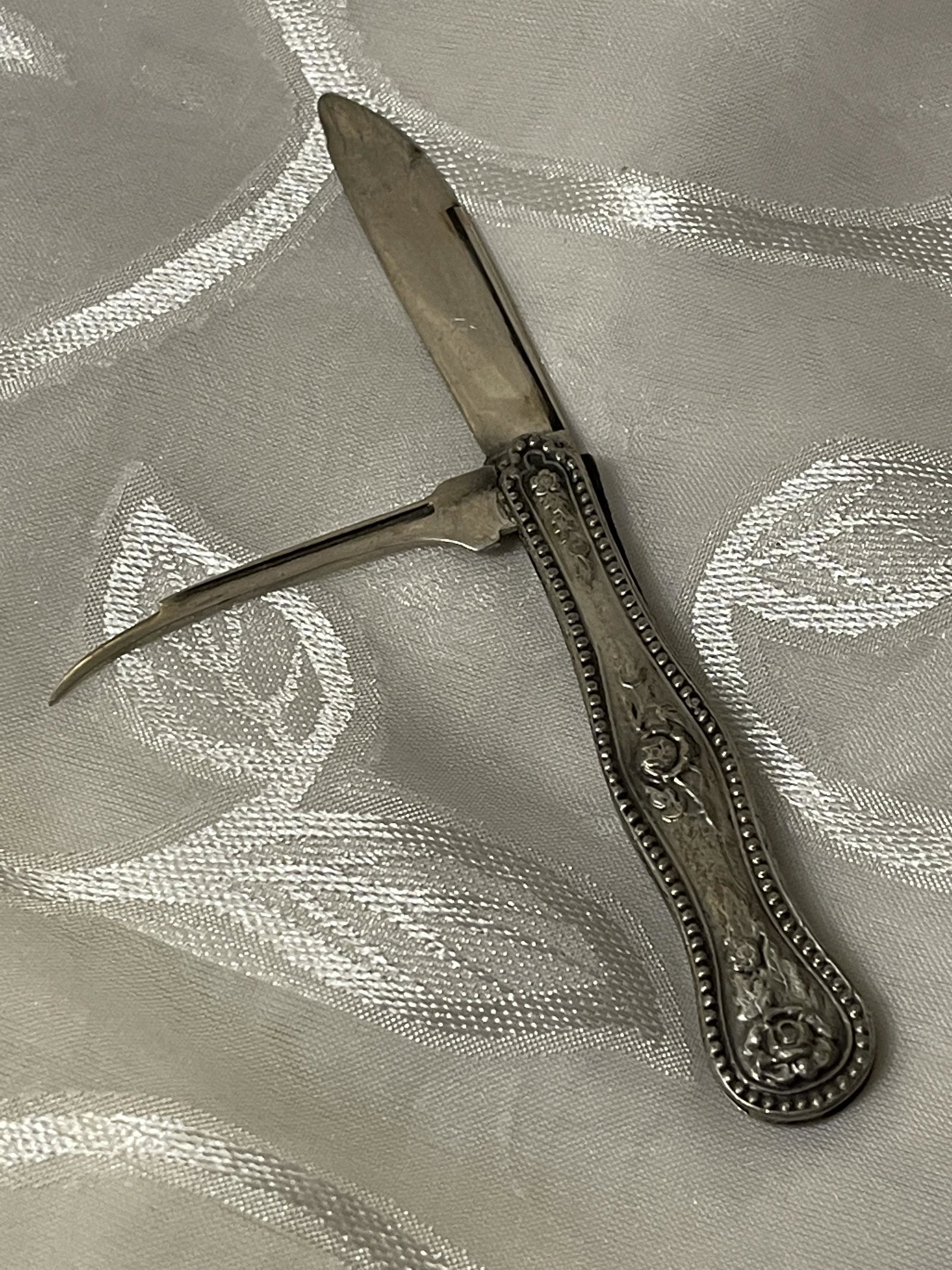 ANTIQUE STERLING SILVER POCKET KNIFE: ANTIQUE STERLING SILVER POCKET KNIFE. IN MINT OVERALL SHAPE AND CONDITION. A GREAT FIND AND AN EXCELLENT ADDITION TO YOUR COLLECTION.