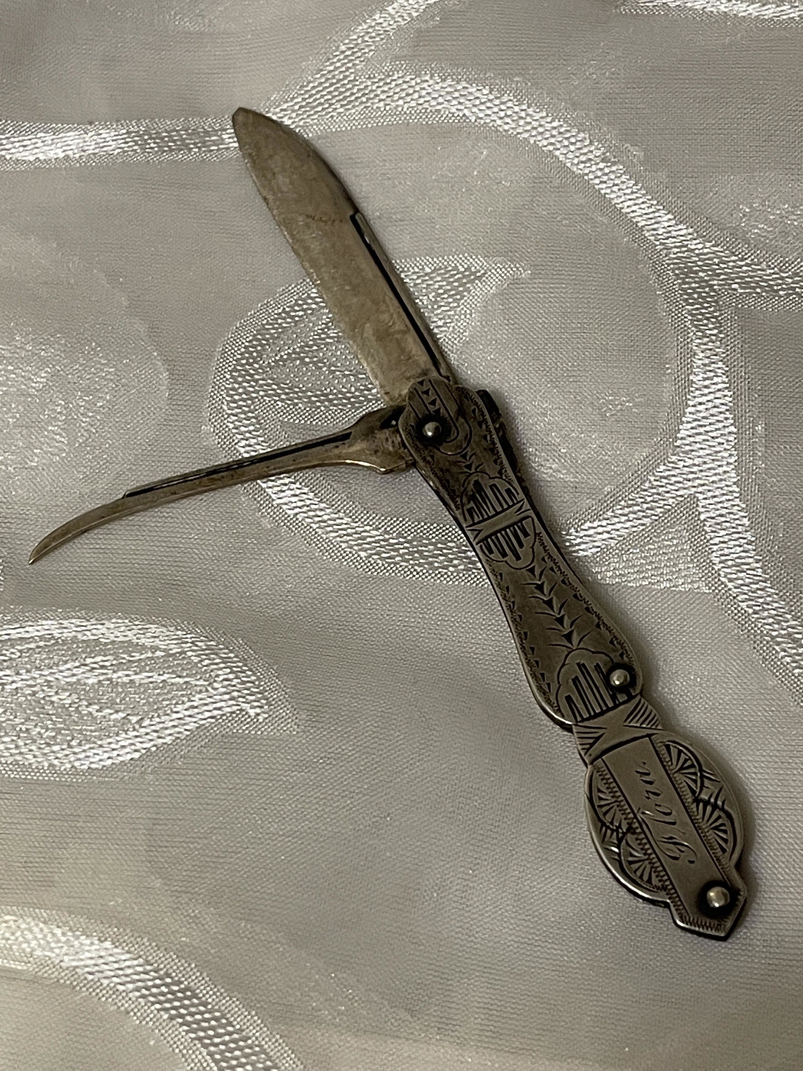 ANTIQUE STERLING SILVER POCKET KNIFE: ANTIQUE STERLING SILVER POCKET KNIFE. IN MINT OVERALL SHAPE AND CONDITION. A GREAT FIND AND AN EXCELLENT ADDITION TO YOUR COLLECTION.