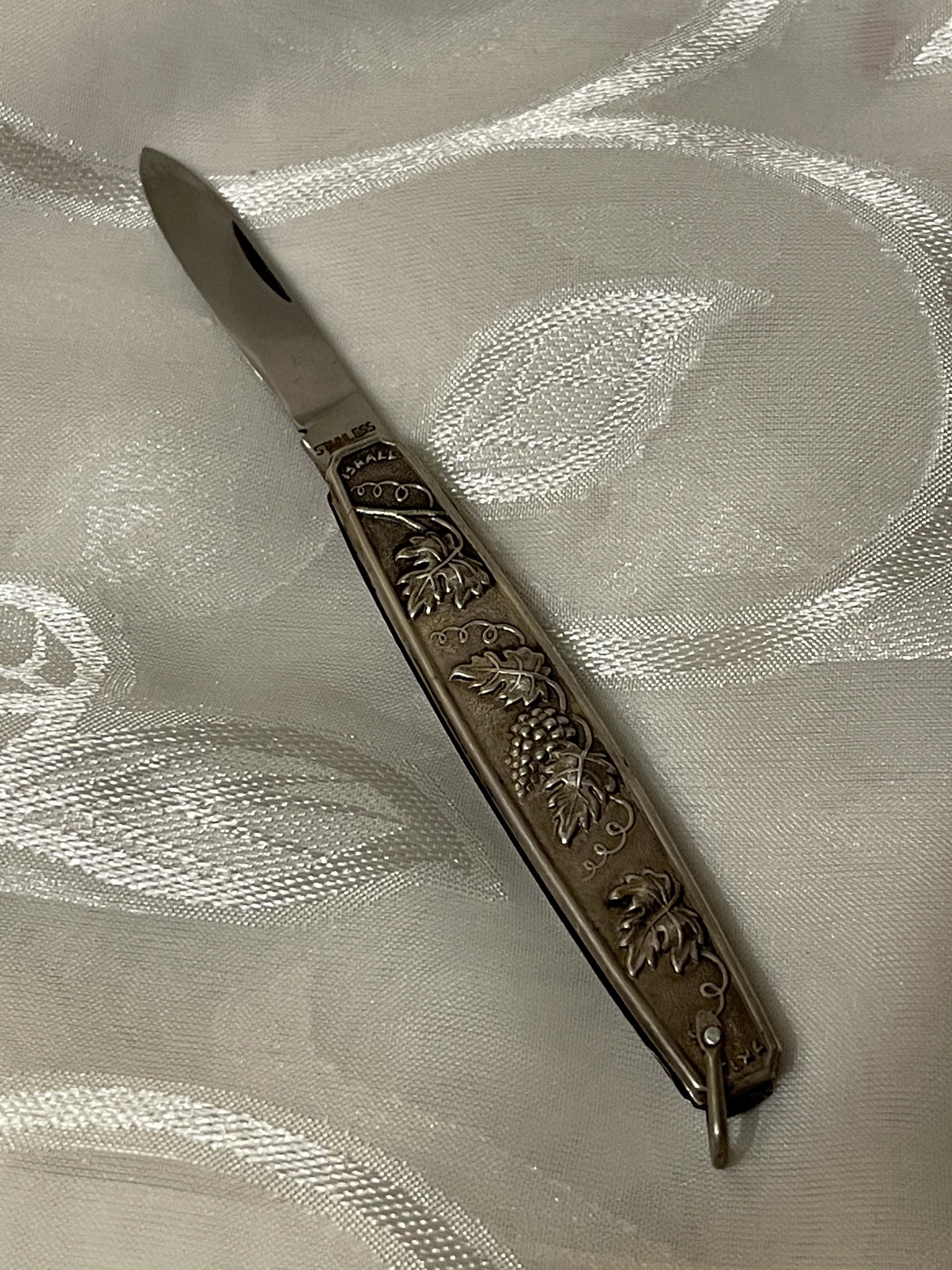 ANTIQUE STERLING SILVER POCKET KNIFE: ANTIQUE STERLING SILVER POCKET KNIFE. IN MINT OVERALL SHAPE AND CONDITION. A GREAT FIND AND AN EXCELLENT ADDITION TO YOUR COLLECTION.