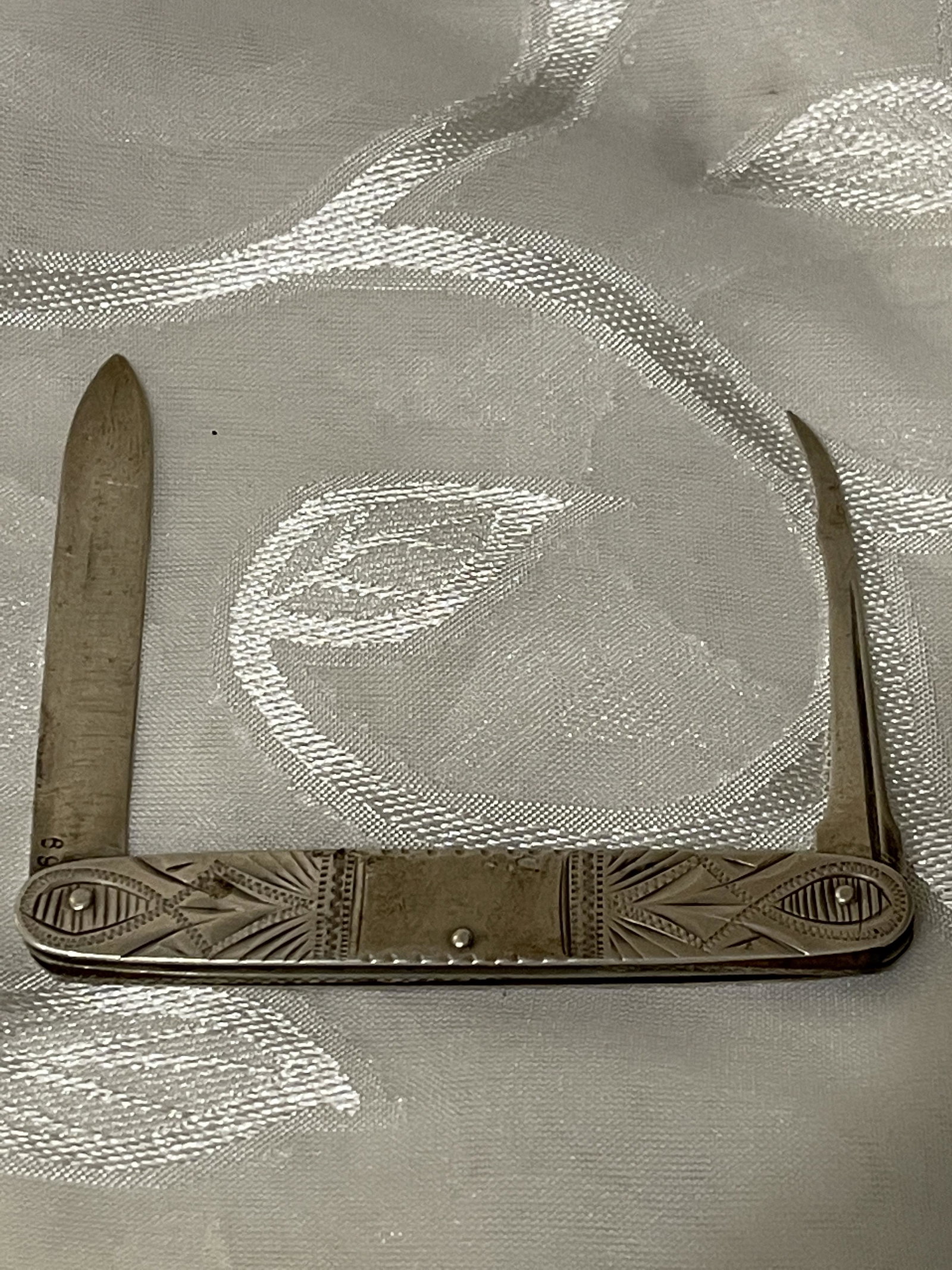 ANTIQUE STERLING SILVER POCKET KNIFE: ANTIQUE STERLING SILVER POCKET KNIFE. IN MINT OVERALL SHAPE AND CONDITION. A GREAT FIND AND AN EXCELLENT ADDITION TO YOUR COLLECTION.
