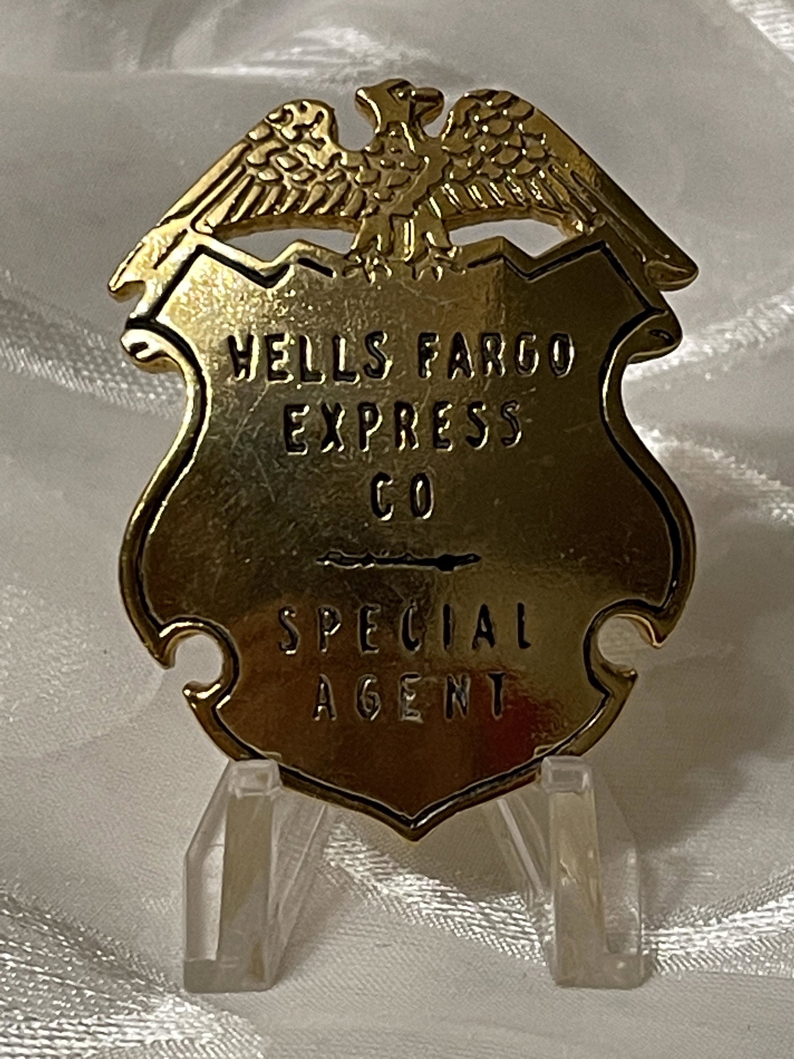 VINTAGE WELLS FARGO EXPRESS CO. SPECIAL AGENT BADGE: VINTAGE WELLS FARGO EXPRESS CO. SPECIAL AGENT BADGE RESTRIKE. IN MINT OVERALL SHAPE AND CONDITION. A GREAT FIND AND AN EXCELLENT ADDITION TO YOUR COLLECTION.