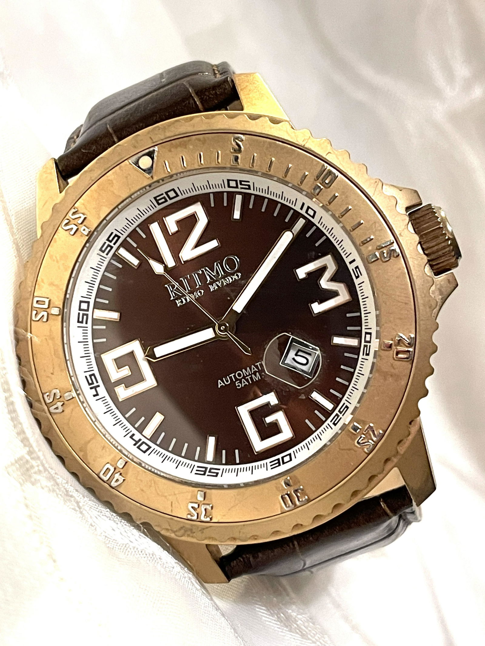 LARGE SIZE RITMO MVNDO TITANIUM DIVERS WATCH: LARGE SIZE RITMO MVNDO TITANIUM DIVERS WATCH. THIS IS AN AUTOMATIC WATCH. WATCH DOES RUN. LARGER SIZED DIVERS WATCH. A GREAT FIND AND AN EXCELLENT ADDITION TO YOUR COLLECTION.