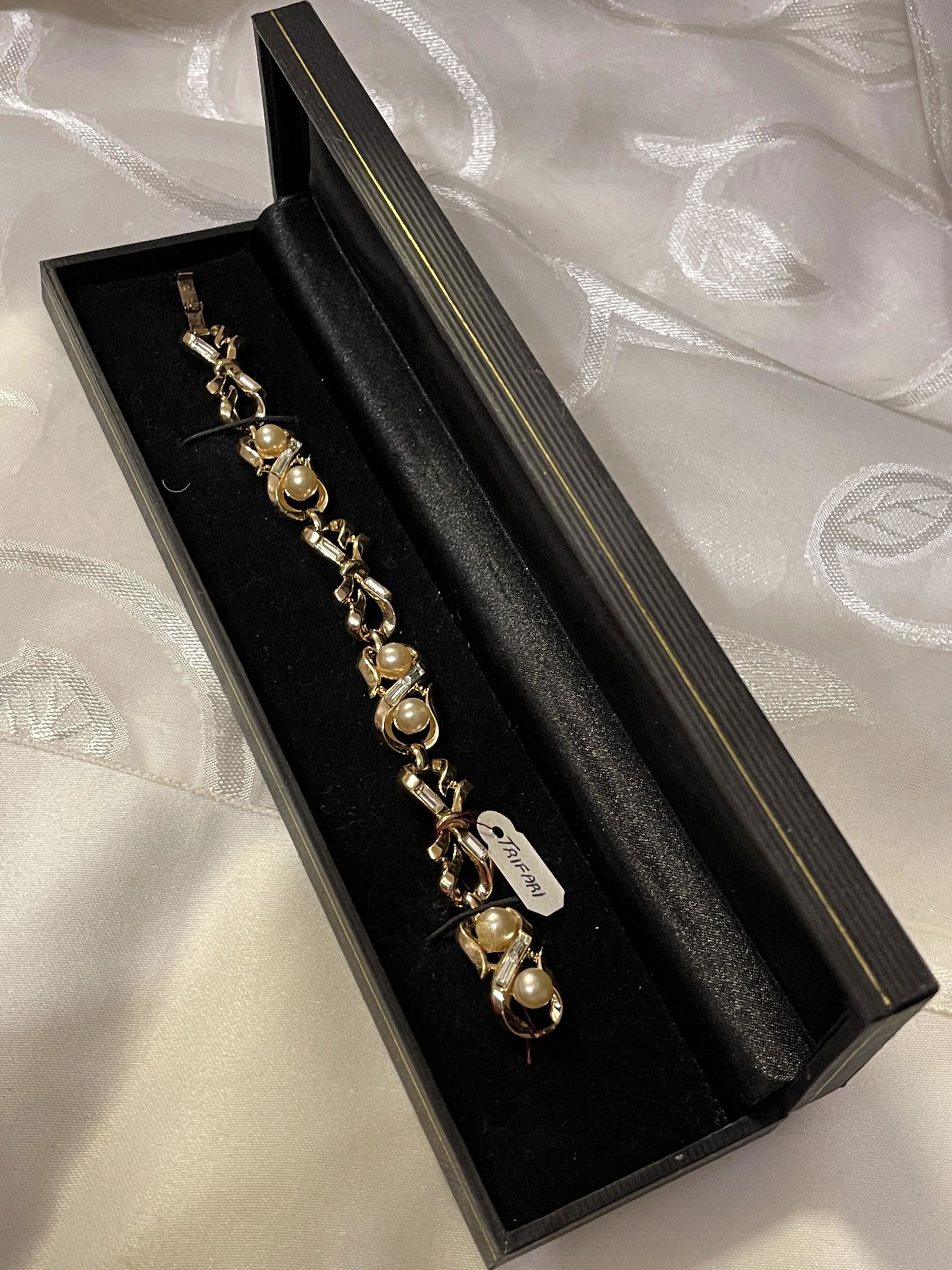 VINTAGE COLLECTIBLE TRIFARI LADIES PEARL BRACELET: VINTAGE COLLECTIBLE TRIFARI LADIES PEARL BRACELET. IN GOOD OVERALL SHAPE AND CONDITION. A GREAT FIND AND AN EXCELLENT ADDITION TO YOUR COLLECTION.
