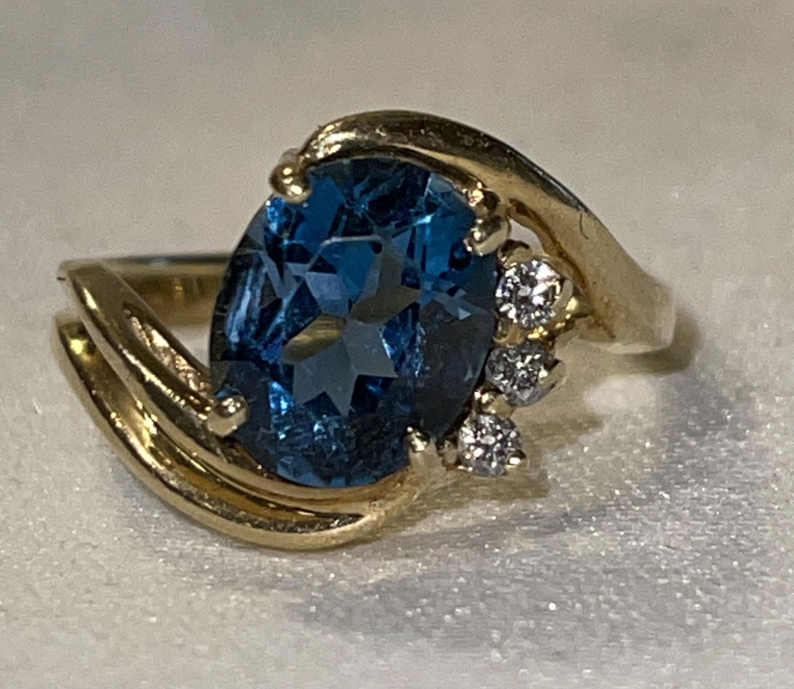 14K GOLD 2CT BLUE TOPAZ & DIAMONDS COCKTAIL RING: 14K GOLD 2CT BLUE TOPAZ & DIAMONDS COCKTAIL RING. IN MINT OVERALL SHAPE AND CONDITION. RING IS A SIZE 6.75. HAS A GREAT LOOK TO IT WITH AN EXCELLENT OVERALL EYE APPEAL. A GREAT FIND AND AN EXCELLENT A
