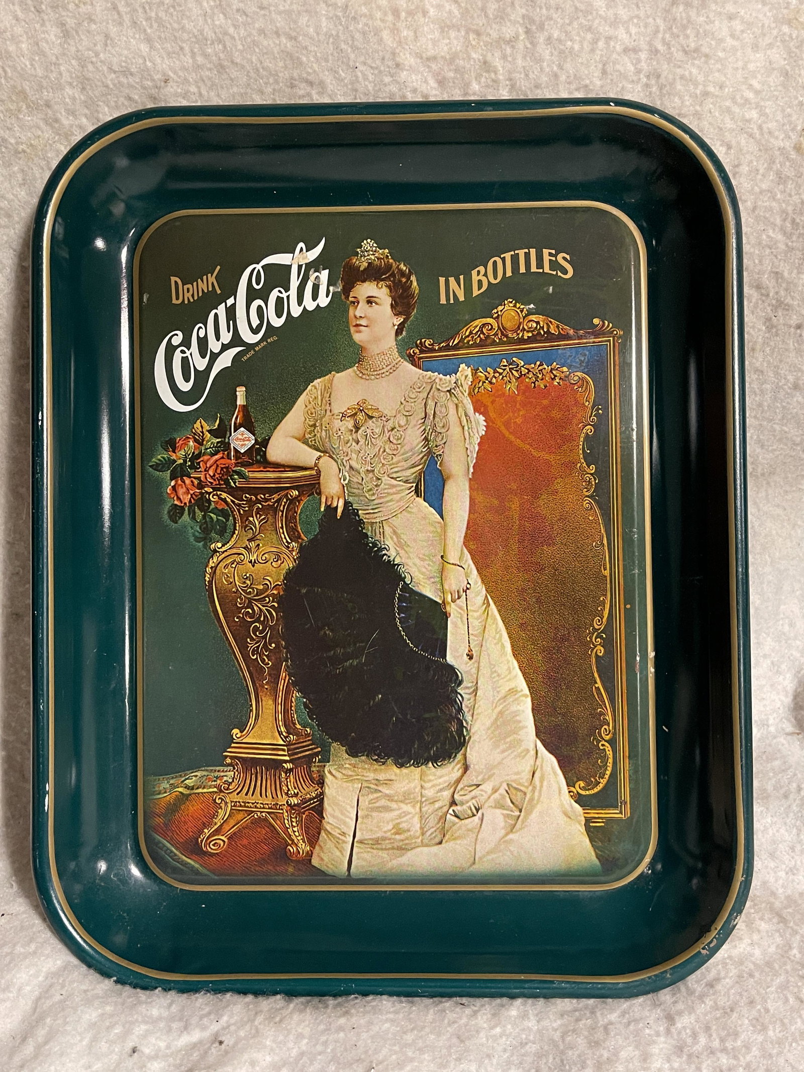 VINTAGE 1960'S COCA COLA SERVING TRAY: VINTAGE 1960'S COCA COLA SERVING TRAY. A VERY NEAT COLLECTIBLE ITEM. A GREAT FIND.