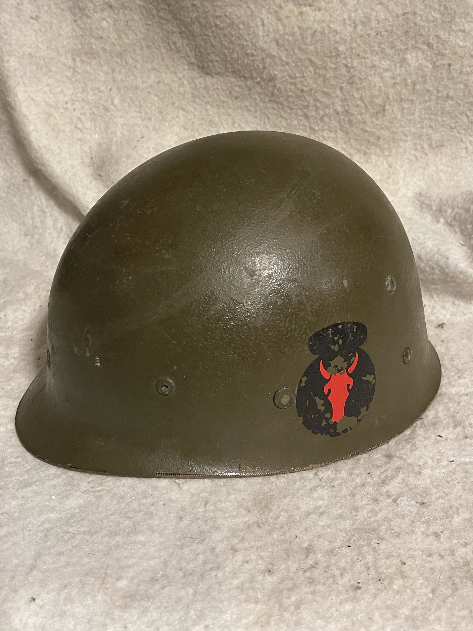 RARE U.S. KOREAN WAR SOLDIERS HELMET LINER: RARE U.S. KOREAN WAR SOLDIERS HELMET LINER. IN MINT OVERALL SHAPE AND CONDITION. A GREAT FIND AND AN EXCELLENT ADDITION TO YOUR COLLECTION.
