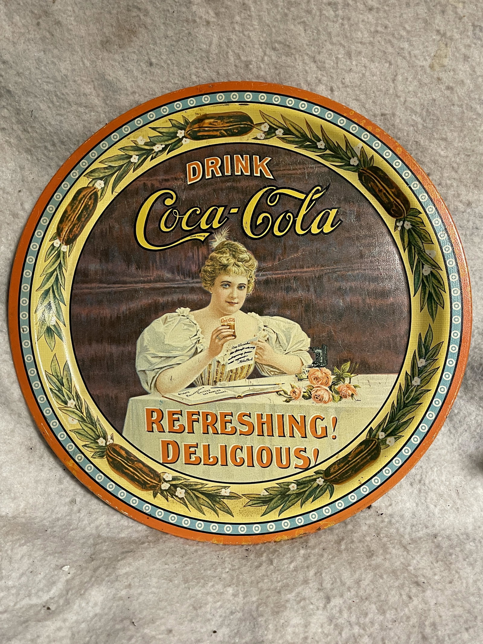 RARE COCA COLA 1960'S SERVING TRAY: RARE COCA COLA 1960'S SERVING TRAY. A GREAT FIND AND AN EXCELLENT ADDITION TO YOUR COLLECTION.