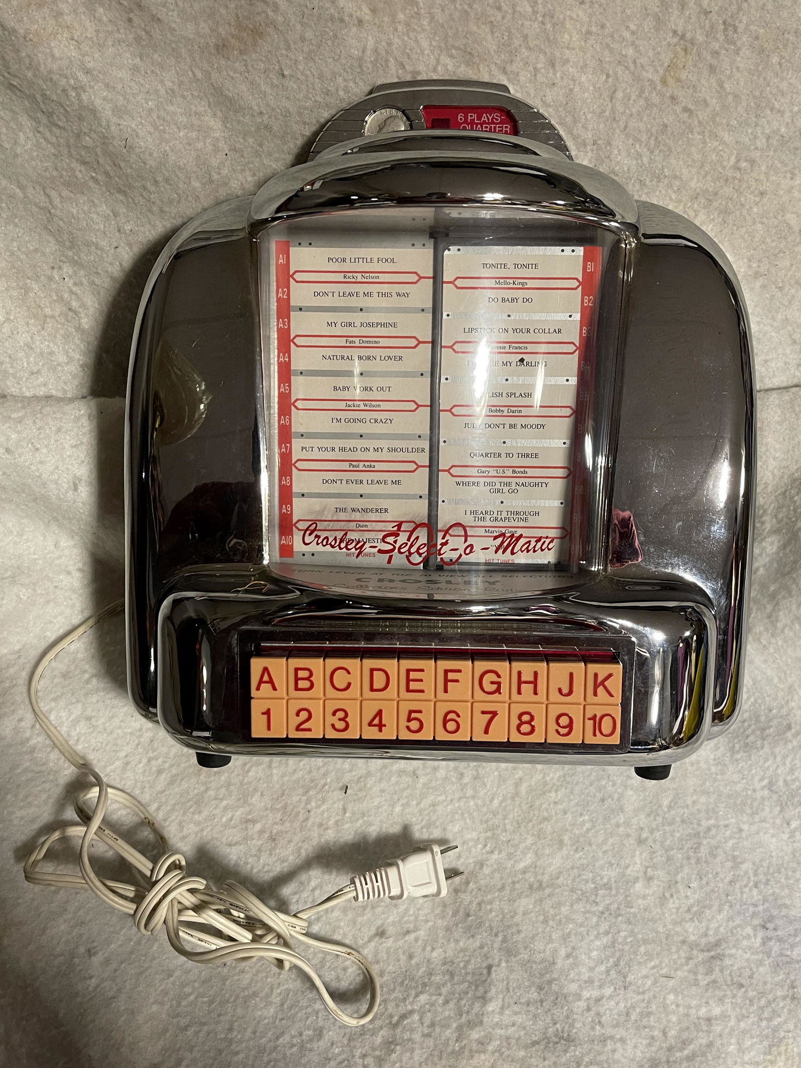 CROSLEY COLLECTOR'S EDITION RADIO: CROSLEY COLLECTOR'S EDITION RADIO. PLEASE VIEW PICTURES. ON THE BOTTOM CASE, ONE OF THE HINGES IS BROKEN - VIEW PICTURES. A GREAT FIND AND AN EXCELLENT ADDITION TO YOUR COLLECTION.